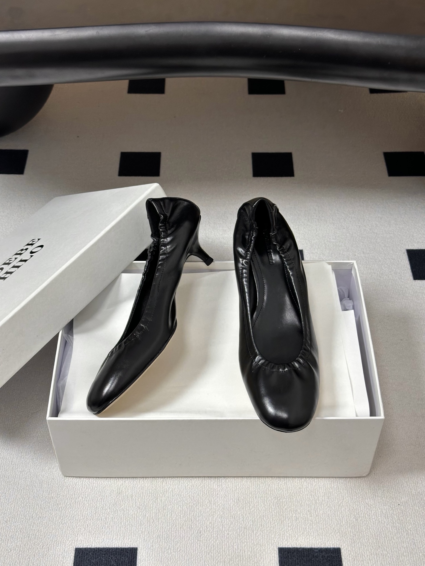 Phoebe Philo 26ss早春新款 小猫跟芭蕾舞鞋超软奶奶鞋小矮跟单鞋经典的芭蕾鞋型,搭配鞋头的 Phoebe Philo 26ss早春新款 小猫跟芭蕾舞鞋超软奶奶鞋小矮跟单鞋经典的芭蕾鞋型,搭配鞋头的