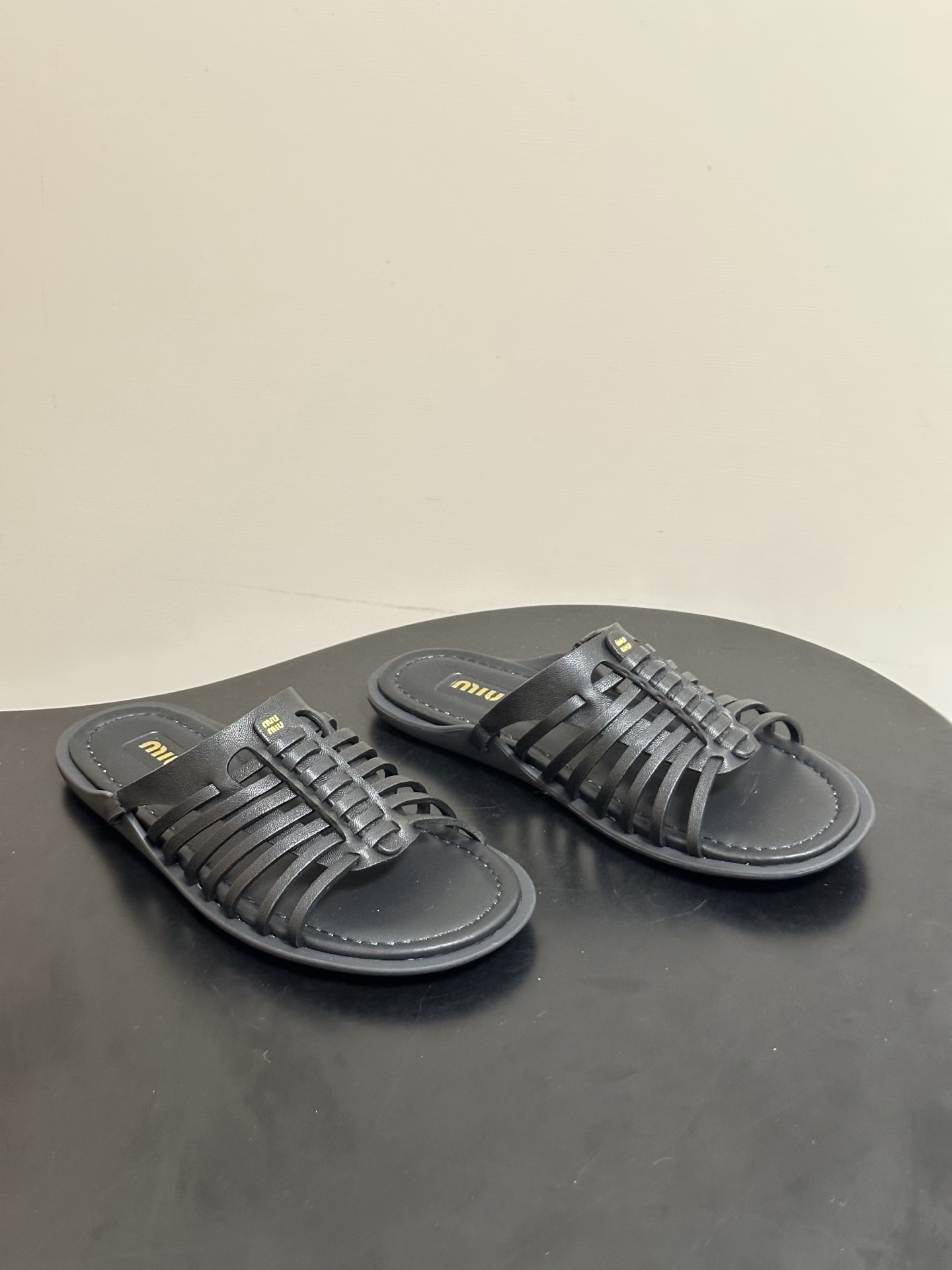 NO:816312,- 26Ss spring and summer new MIUMIU retro-style woven upper hollow flat sandals, the perfect holiday style is coming!  miu is the most popular summer item. How can summer be complete without a pair of versatile and comfortable sandals?  This slipper is not only simple and elegant in design, but also super comfortable to wear. It is simply a must-have item for summer!  It goes well with any clothes and is a perfect fashion item!  Cowhide upper, sheepskin lining, molded rubber outsole, size 35-39 (40.41 custom made, non-returnable), slippers, miumiu, sandals, slippers, cowhide, sheepskin19860909- 26Ss春夏新款MIUMIU缪缪 复古风编织鞋面镂空平底凉拖鞋 妥妥的度假风来袭 ！miu里miu气 夏日单品. 夏天怎么能少得了一双百搭又舒适的凉鞋呢？这款拖鞋不仅设计简约大方,而且穿起来超级舒服,简直就是夏日必备神器！搭配任何衣服都毫不违和,妥妥的时尚单品！ 鞋面牛皮 内里垫脚羊皮 鞋底开模橡胶大底 码数35-39（40.41定做不退换）,拖鞋,miumiu,sandals,slippers,cowhide,sheepskin,Women's Shoes