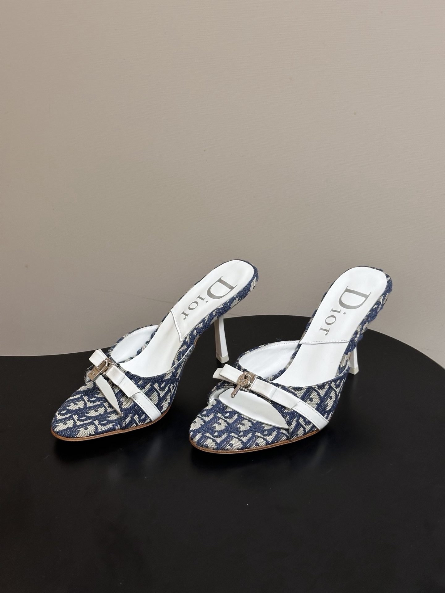Dior 迪奥 26ss春夏新款中古风蝴蝶结🔒锁扣高跟凉拖鞋延续D家永恒经典！这款鞋低调不失华丽 性感又