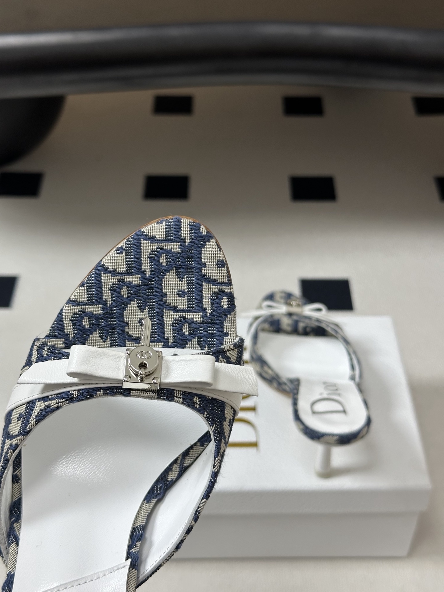 Dior 迪奥 26ss春夏新款中古风蝴蝶结🔒锁扣高跟凉拖鞋延续D家永恒经典！这款鞋低调不失华丽 性感又
