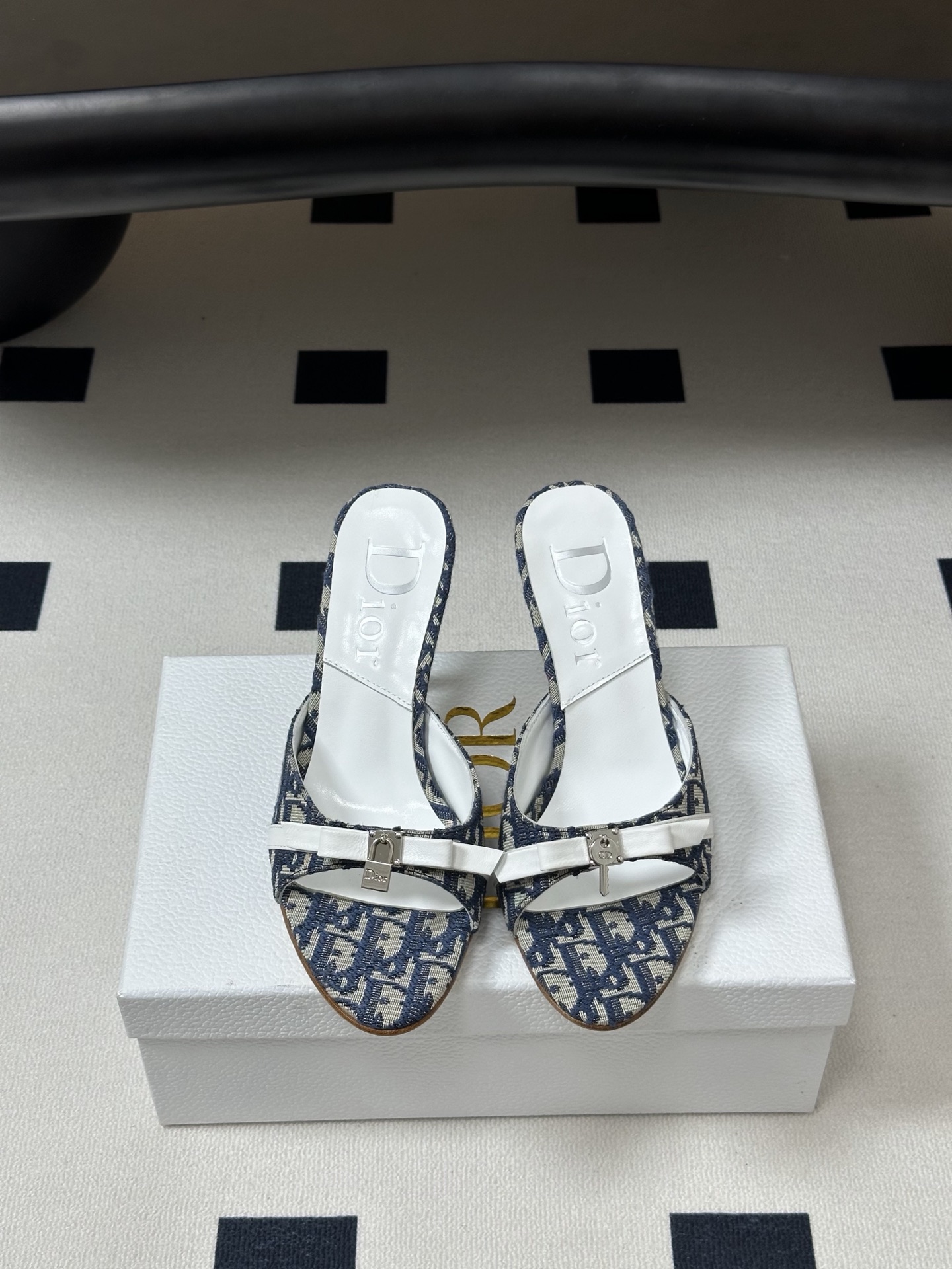 Dior 迪奥 26ss春夏新款中古风蝴蝶结🔒锁扣高跟凉拖鞋延续D家永恒经典！这款鞋低调不失华丽 性感又