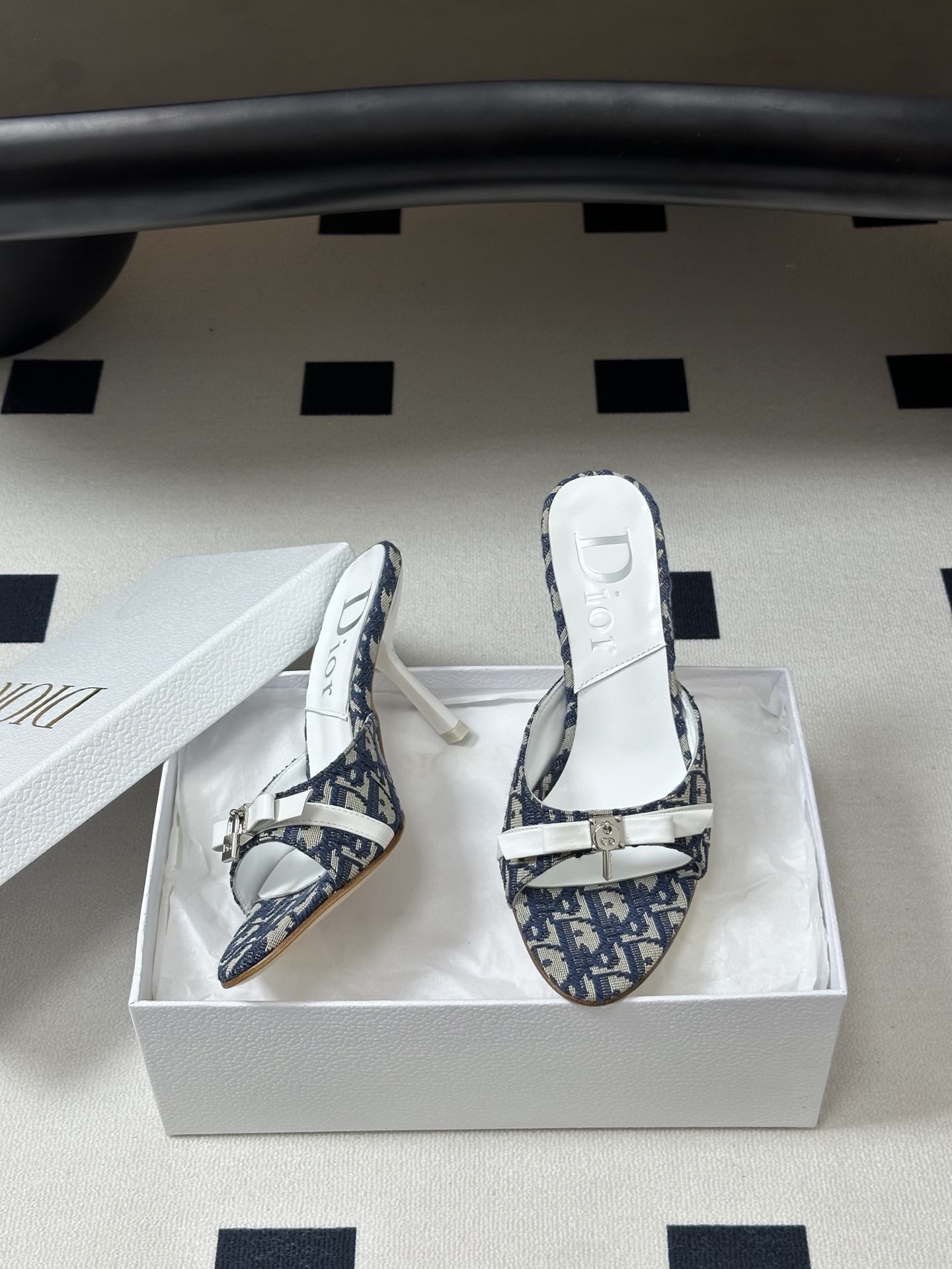 Dior 迪奥 26ss春夏新款中古风蝴蝶结🔒锁扣高跟凉拖鞋延续D家永恒经典！这款鞋低调不失华丽 性感又