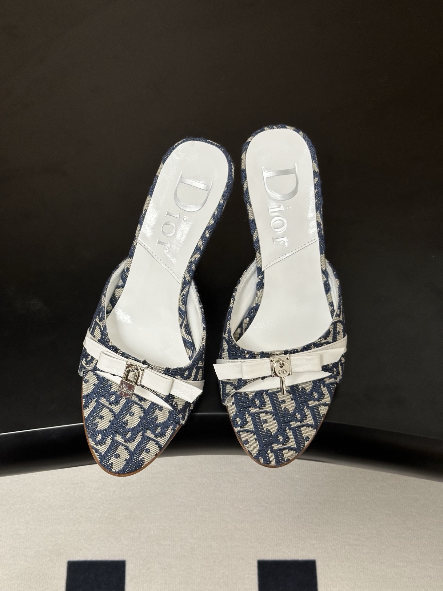 Dior 迪奥 26ss春夏新款中古风蝴蝶结🔒锁扣高跟凉拖鞋延续D家永恒经典！这款鞋低调不失华丽 性感又