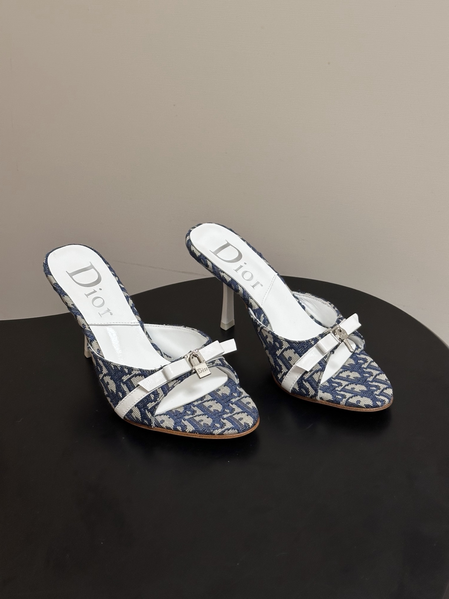 Dior 迪奥 26ss春夏新款中古风蝴蝶结🔒锁扣高跟凉拖鞋延续D家永恒经典！这款鞋低调不失华丽 性感又