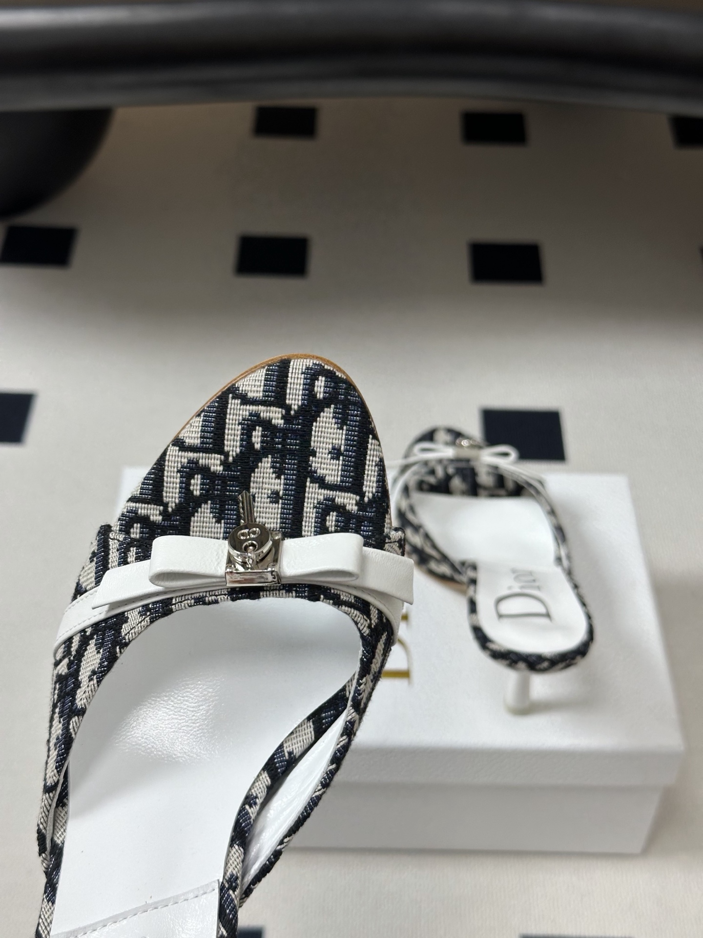 Dior 迪奥 26ss春夏新款中古风蝴蝶结🔒锁扣高跟凉拖鞋延续D家永恒经典！这款鞋低调不失华丽 性感又