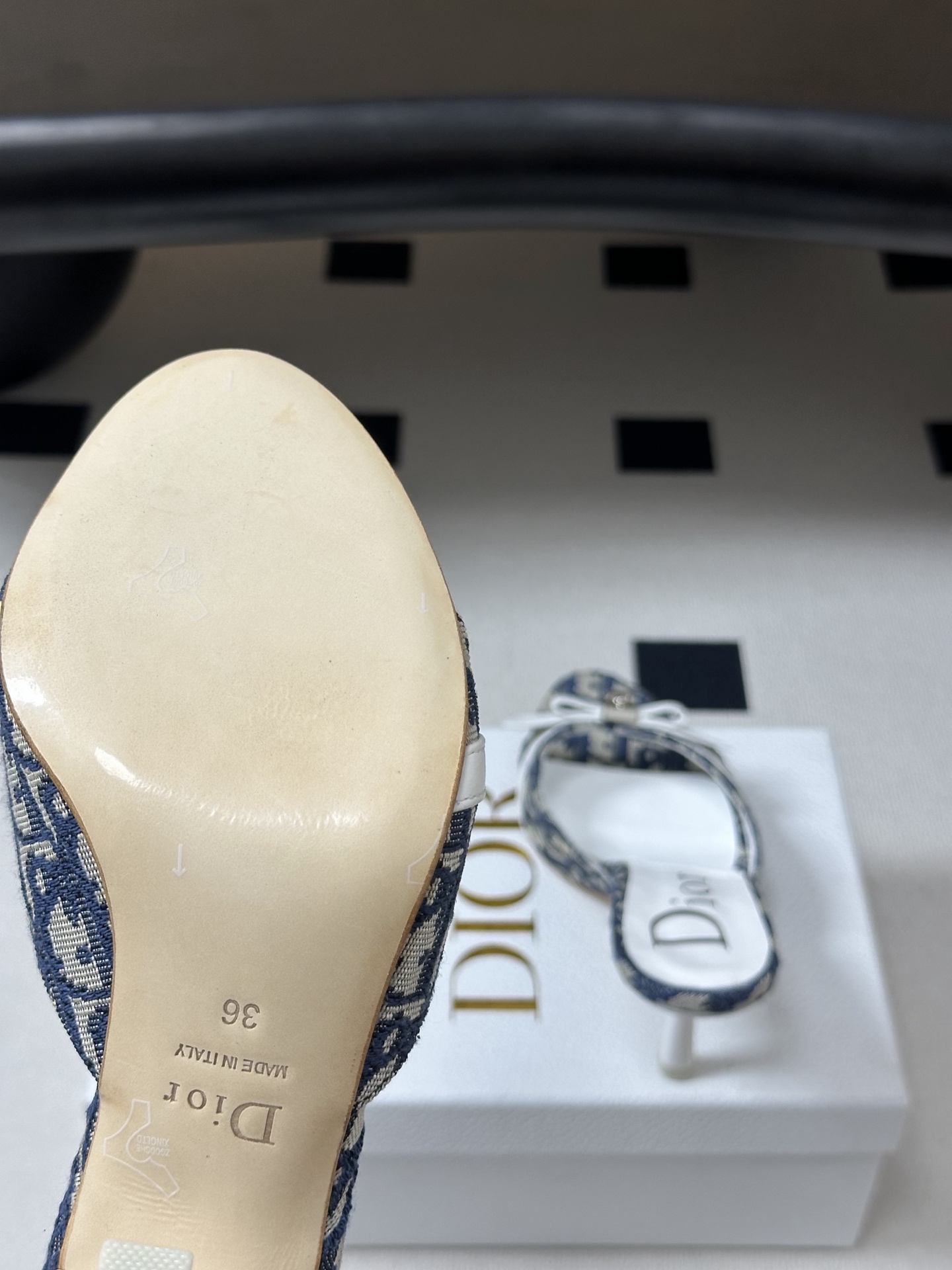 Dior 迪奥 26ss春夏新款中古风蝴蝶结🔒锁扣高跟凉拖鞋延续D家永恒经典！这款鞋低调不失华丽 性感又