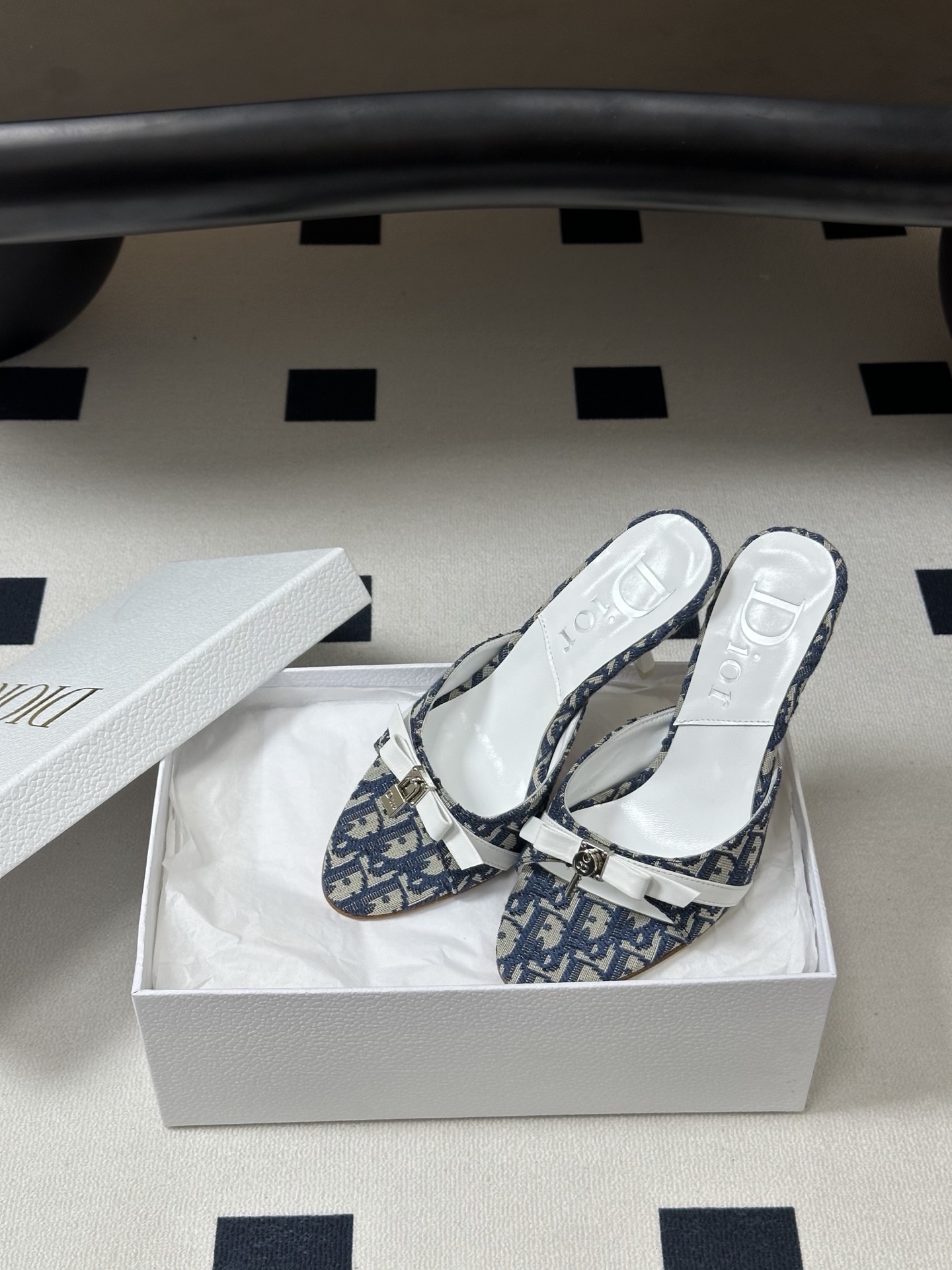 Dior 迪奥 26ss春夏新款中古风蝴蝶结🔒锁扣高跟凉拖鞋延续D家永恒经典！这款鞋低调不失华丽 性感又