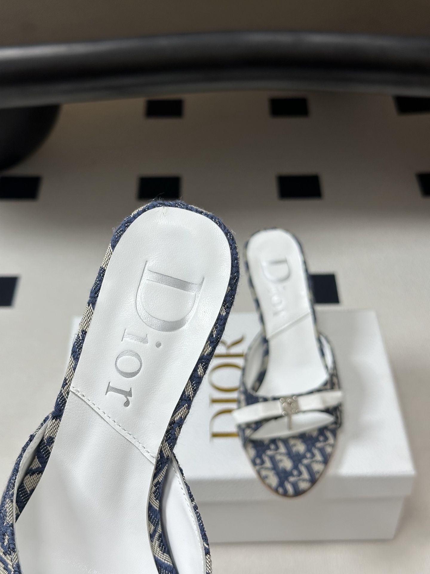 Dior 迪奥 26ss春夏新款中古风蝴蝶结🔒锁扣高跟凉拖鞋延续D家永恒经典！这款鞋低调不失华丽 性感又