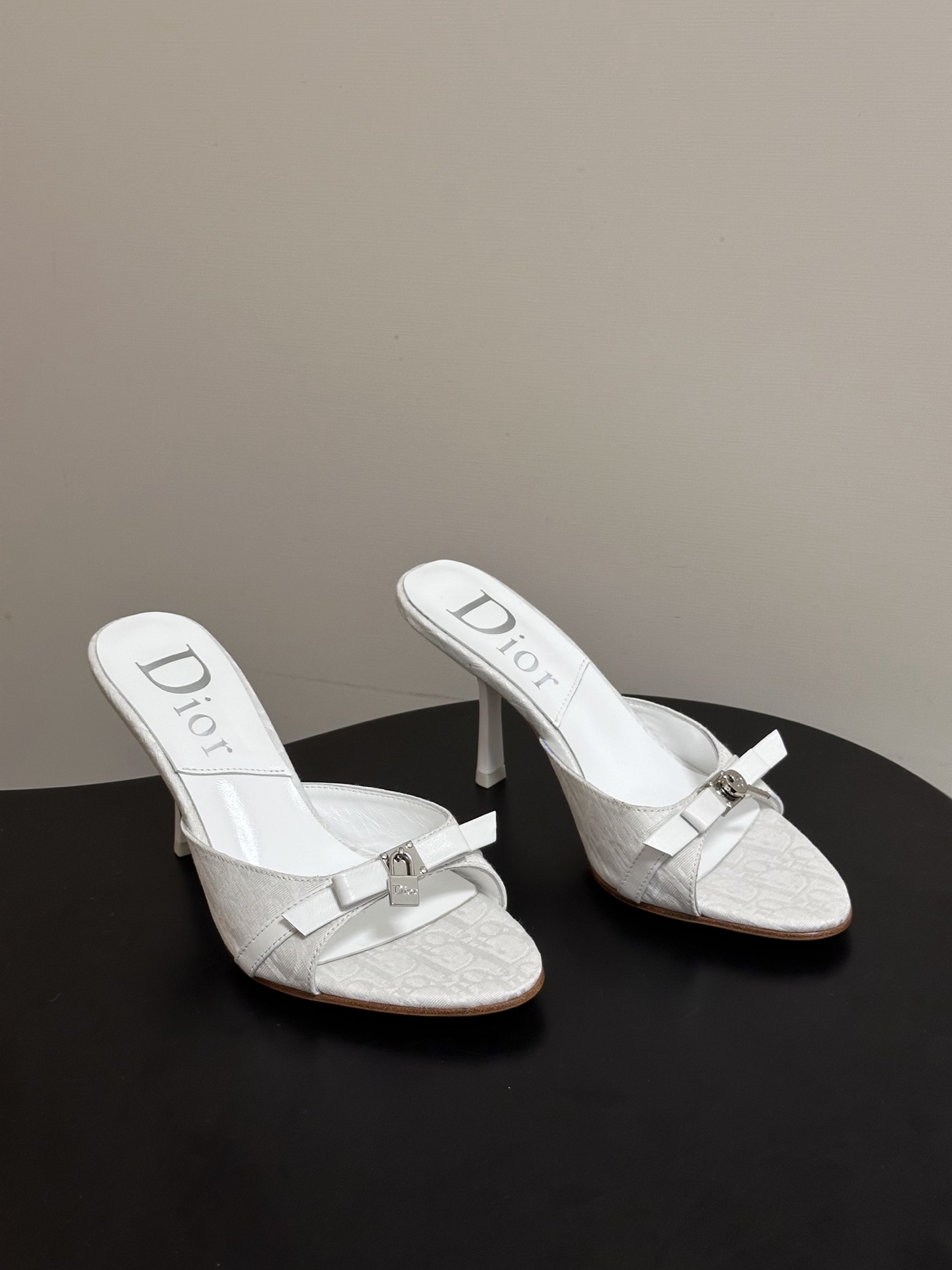 Dior 迪奥 26ss春夏新款中古风蝴蝶结🔒锁扣高跟凉拖鞋延续D家永恒经典！这款鞋低调不失华丽 性感又