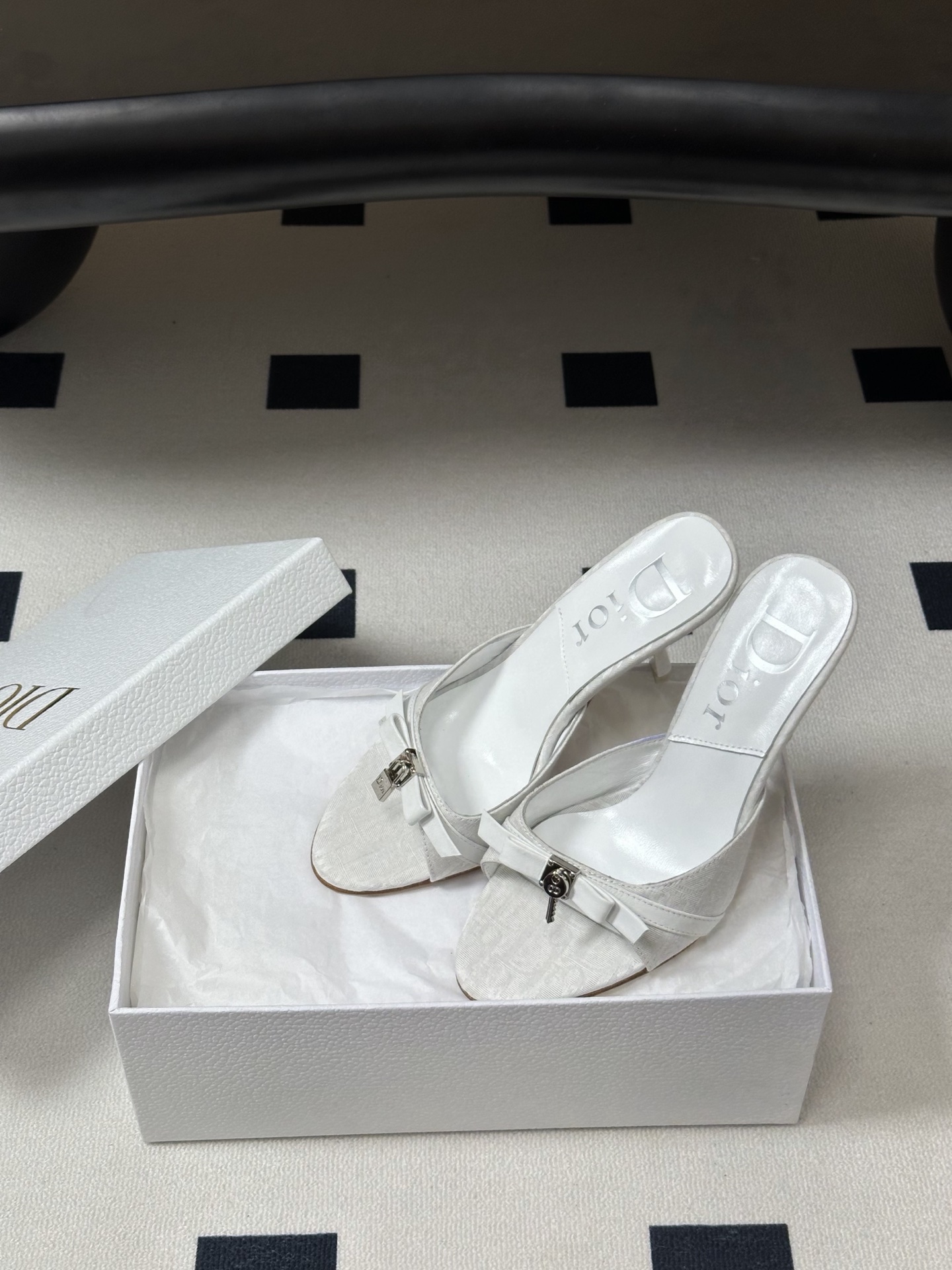 Dior 迪奥 26ss春夏新款中古风蝴蝶结🔒锁扣高跟凉拖鞋延续D家永恒经典！这款鞋低调不失华丽 性感又