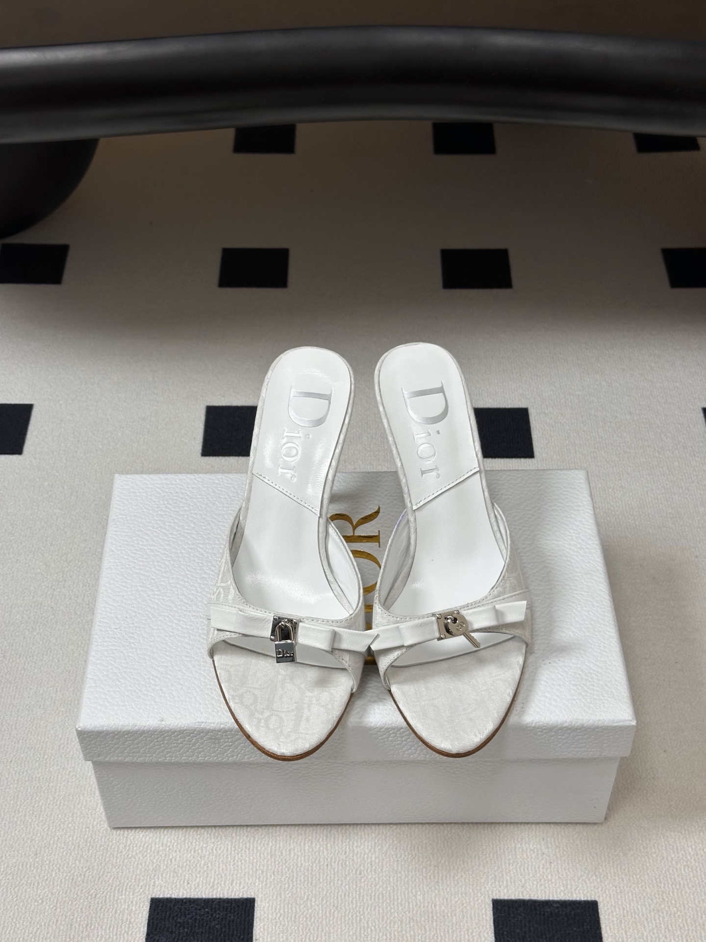 Dior 迪奥 26ss春夏新款中古风蝴蝶结🔒锁扣高跟凉拖鞋延续D家永恒经典！这款鞋低调不失华丽 性感又