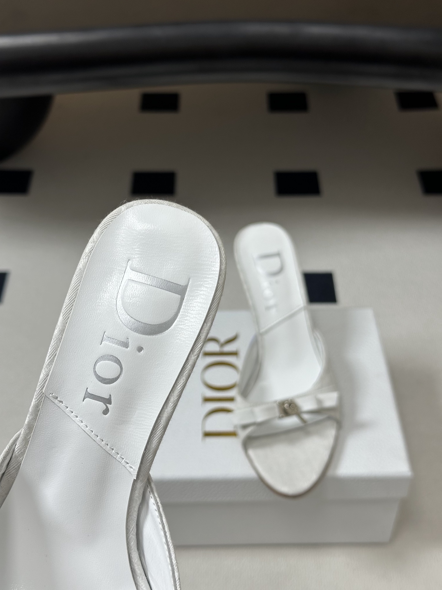 Dior 迪奥 26ss春夏新款中古风蝴蝶结🔒锁扣高跟凉拖鞋延续D家永恒经典！这款鞋低调不失华丽 性感又