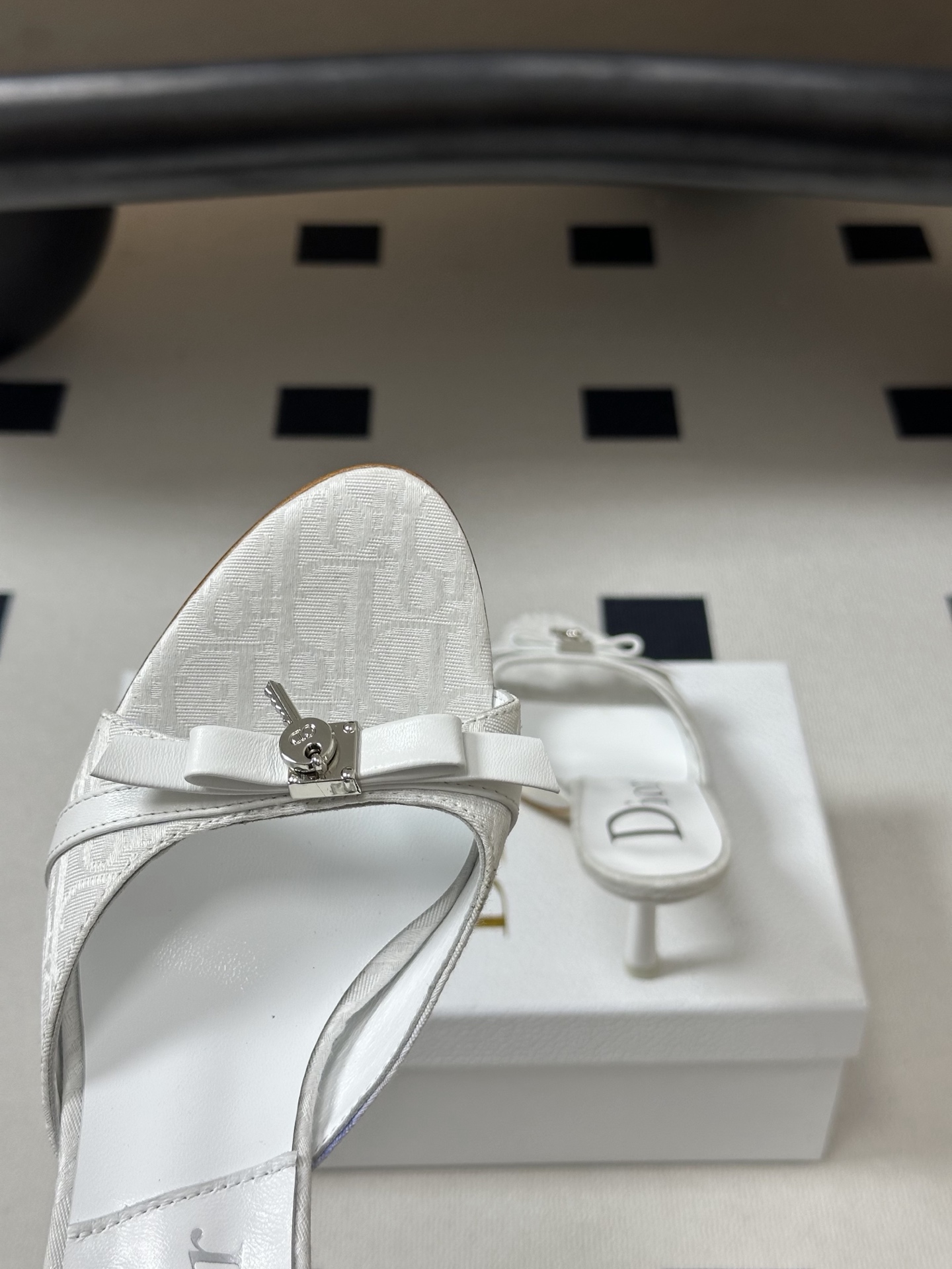 Dior 迪奥 26ss春夏新款中古风蝴蝶结🔒锁扣高跟凉拖鞋延续D家永恒经典！这款鞋低调不失华丽 性感又