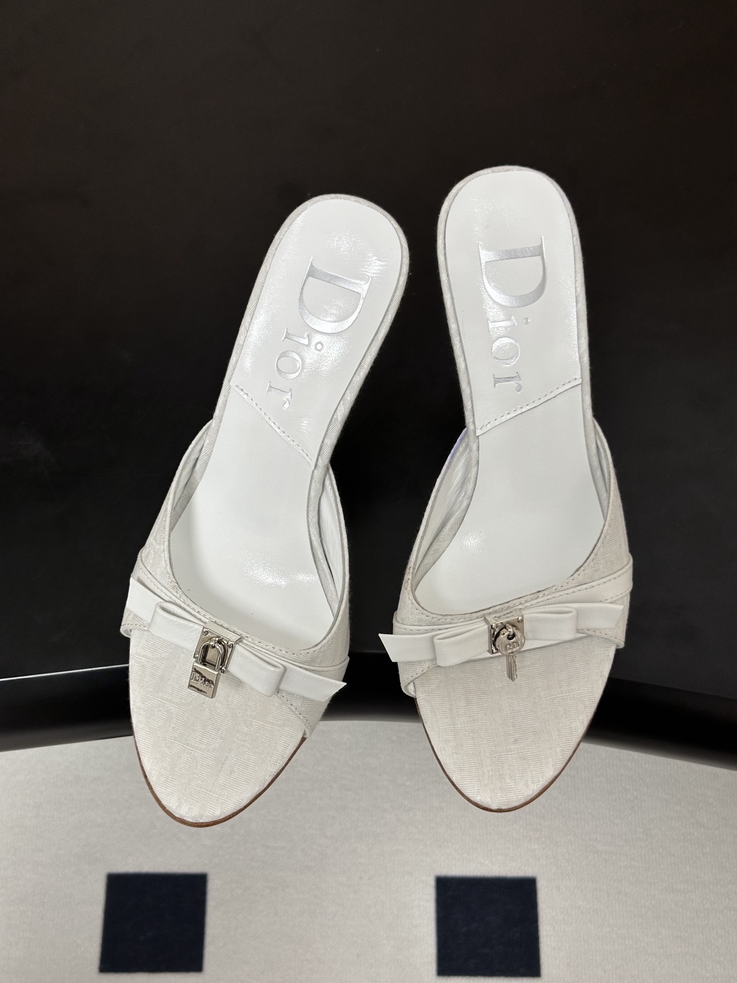 Dior 迪奥 26ss春夏新款中古风蝴蝶结🔒锁扣高跟凉拖鞋延续D家永恒经典！这款鞋低调不失华丽 性感又