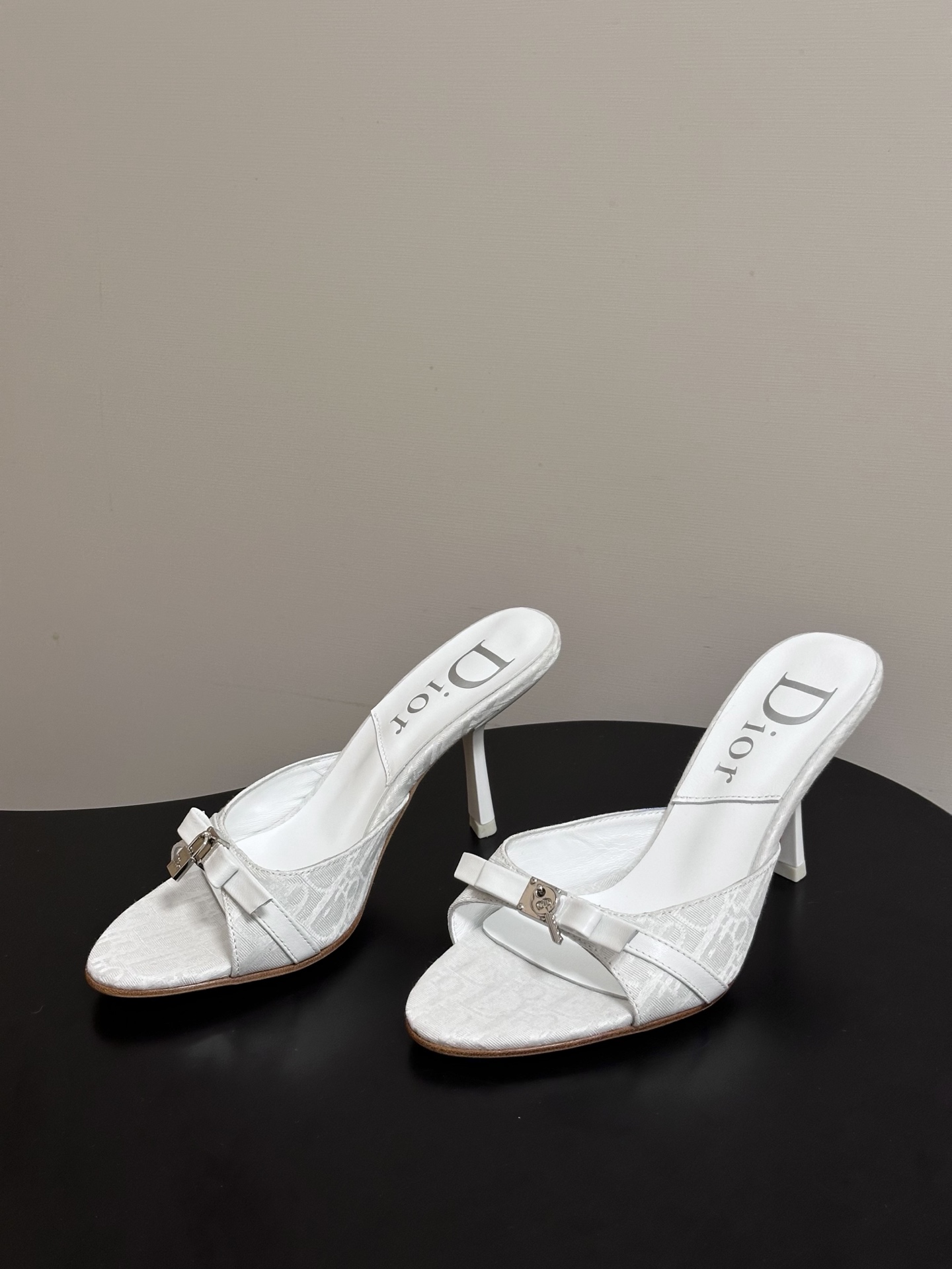 Dior 迪奥 26ss春夏新款中古风蝴蝶结🔒锁扣高跟凉拖鞋延续D家永恒经典！这款鞋低调不失华丽 性感又