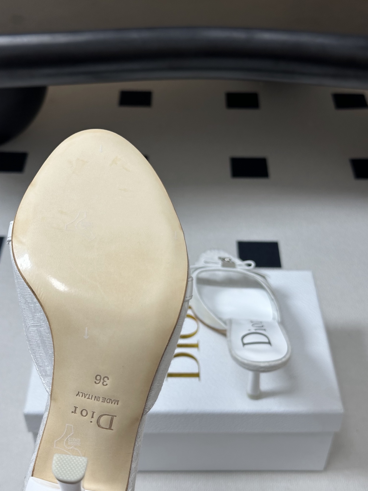 Dior 迪奥 26ss春夏新款中古风蝴蝶结🔒锁扣高跟凉拖鞋延续D家永恒经典！这款鞋低调不失华丽 性感又