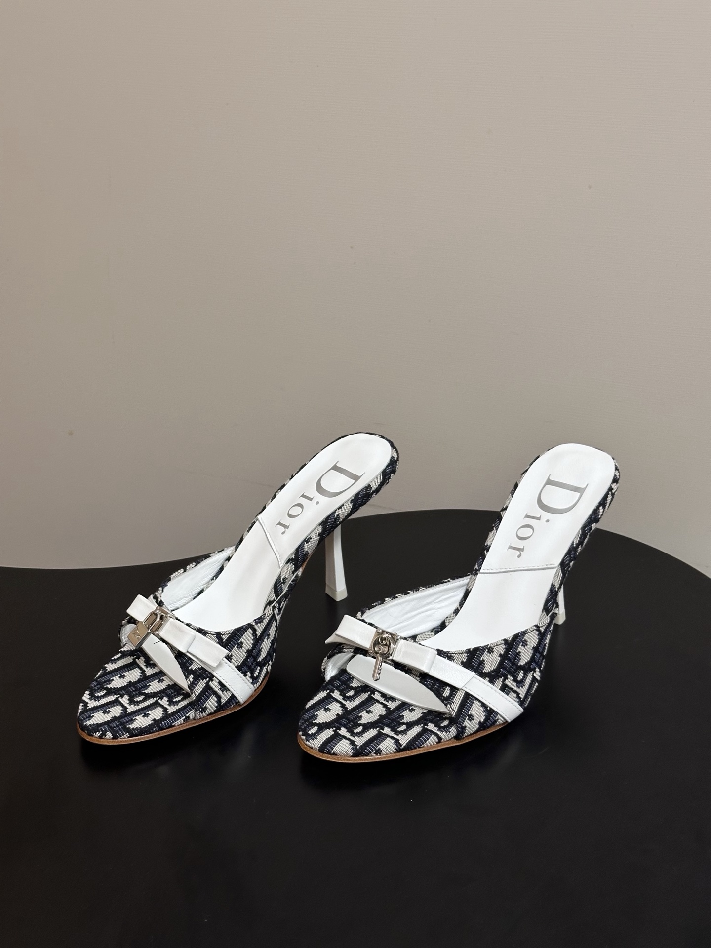Dior 迪奥 26ss春夏新款中古风蝴蝶结🔒锁扣高跟凉拖鞋延续D家永恒经典！这款鞋低调不失华丽 性感又