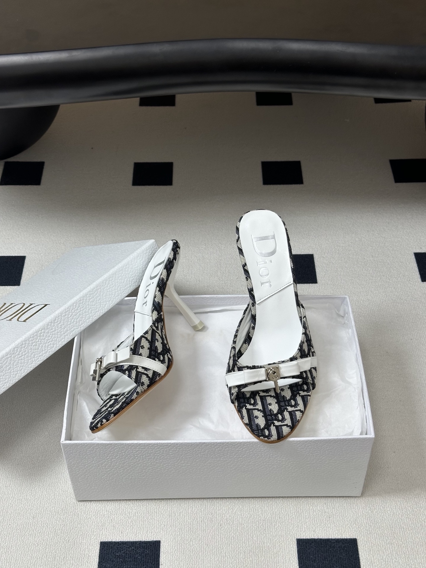 Dior 迪奥 26ss春夏新款中古风蝴蝶结🔒锁扣高跟凉拖鞋延续D家永恒经典！这款鞋低调不失华丽 性感又