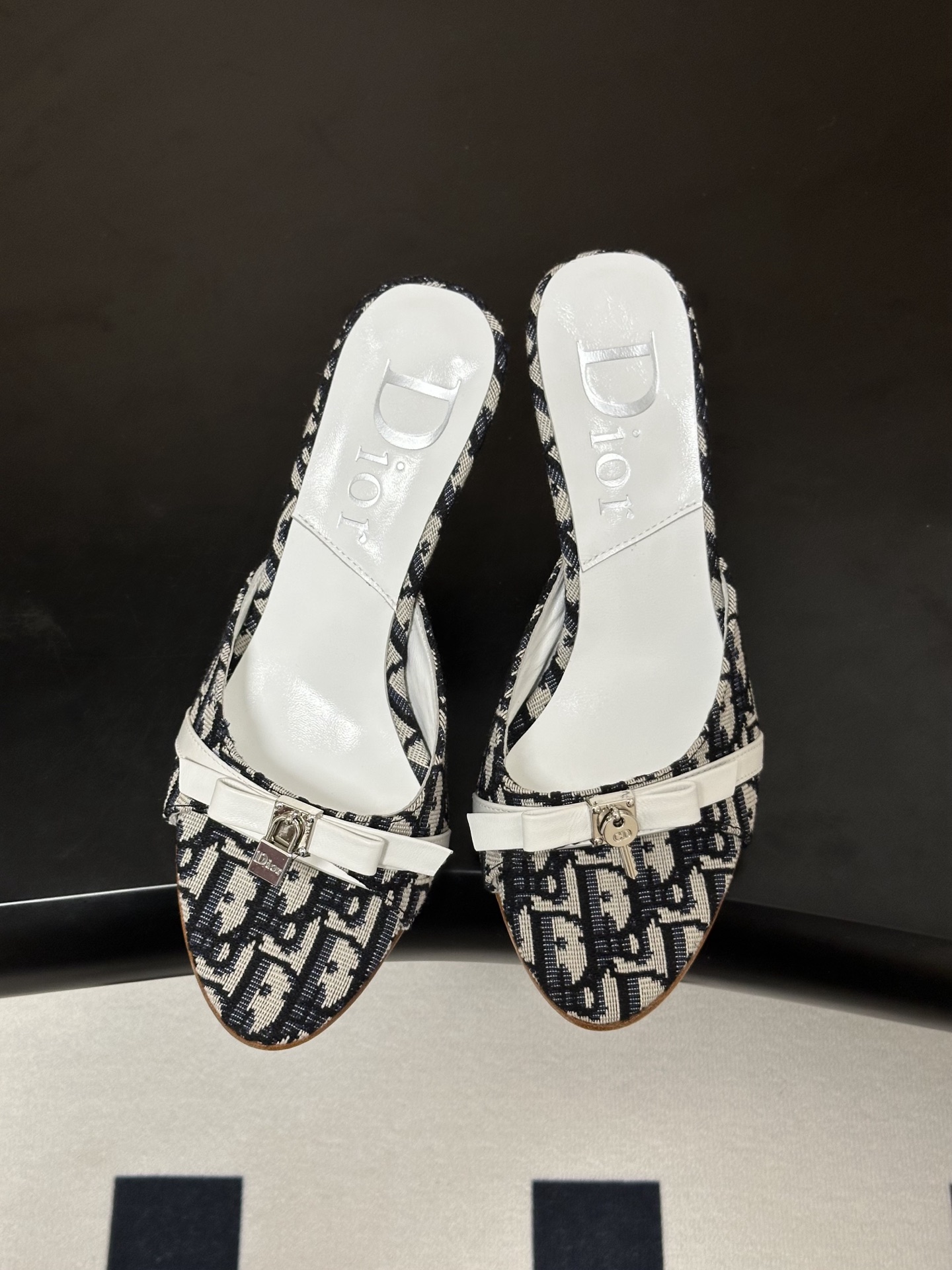Dior 迪奥 26ss春夏新款中古风蝴蝶结🔒锁扣高跟凉拖鞋延续D家永恒经典！这款鞋低调不失华丽 性感又