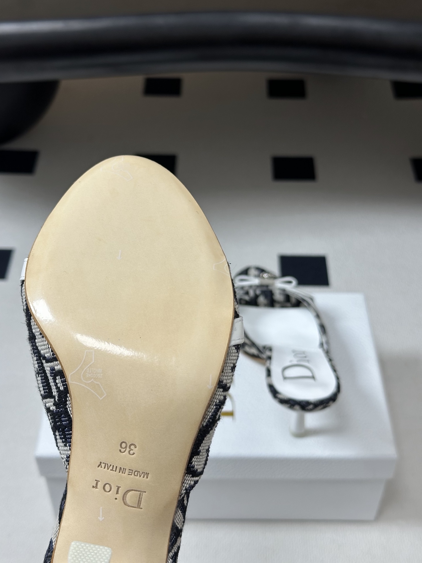 Dior 迪奥 26ss春夏新款中古风蝴蝶结🔒锁扣高跟凉拖鞋延续D家永恒经典！这款鞋低调不失华丽 性感又