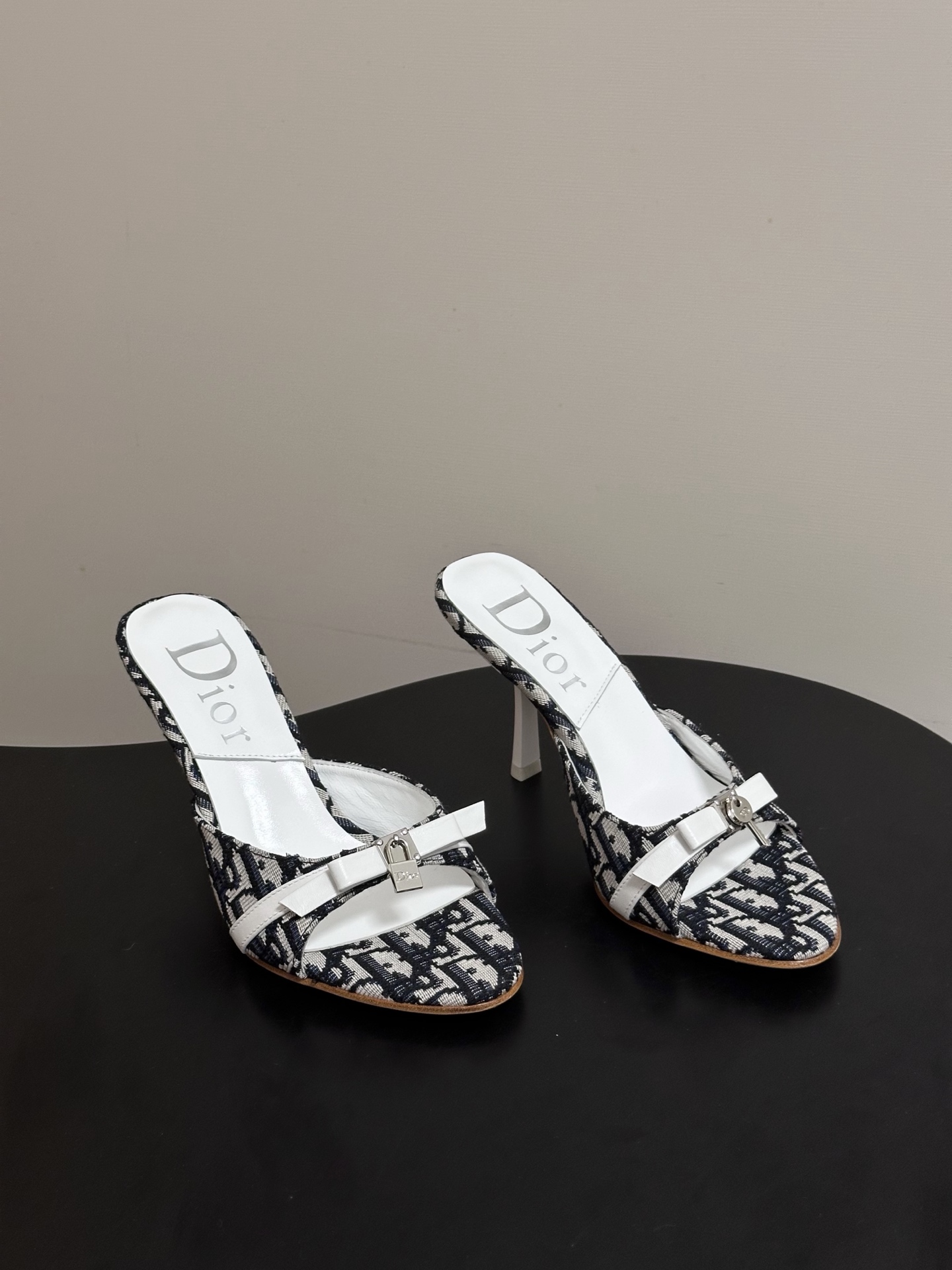 Dior 迪奥 26ss春夏新款中古风蝴蝶结🔒锁扣高跟凉拖鞋延续D家永恒经典！这款鞋低调不失华丽 性感又
