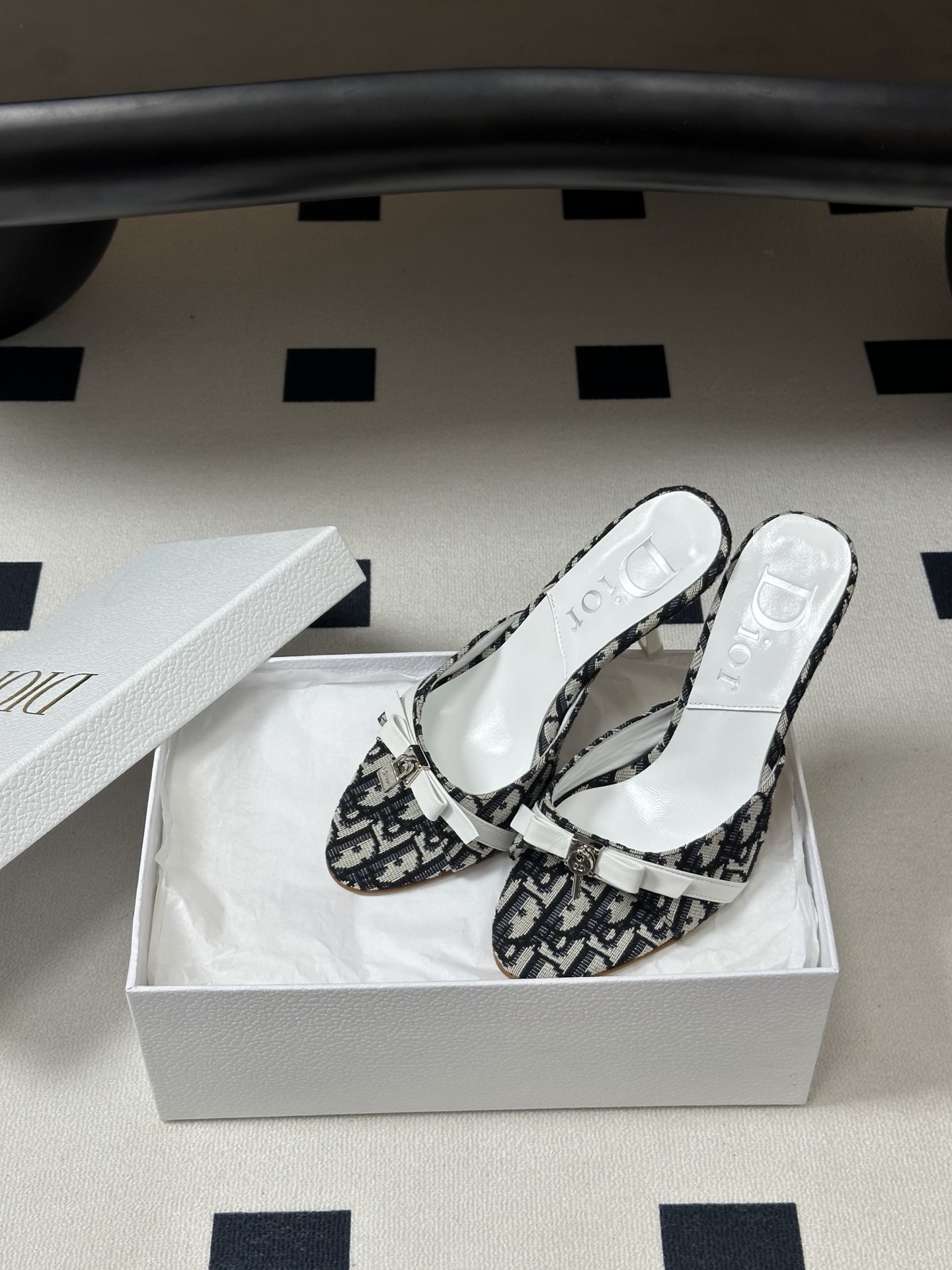 Dior 迪奥 26ss春夏新款中古风蝴蝶结🔒锁扣高跟凉拖鞋延续D家永恒经典！这款鞋低调不失华丽 性感又