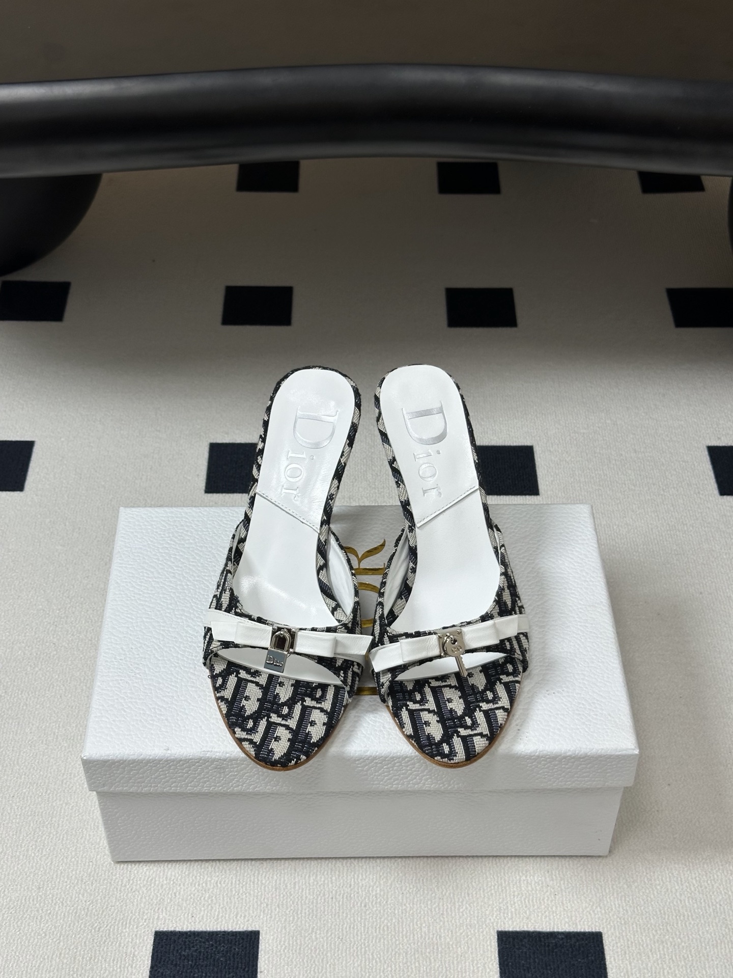 Dior 迪奥 26ss春夏新款中古风蝴蝶结🔒锁扣高跟凉拖鞋延续D家永恒经典！这款鞋低调不失华丽 性感又