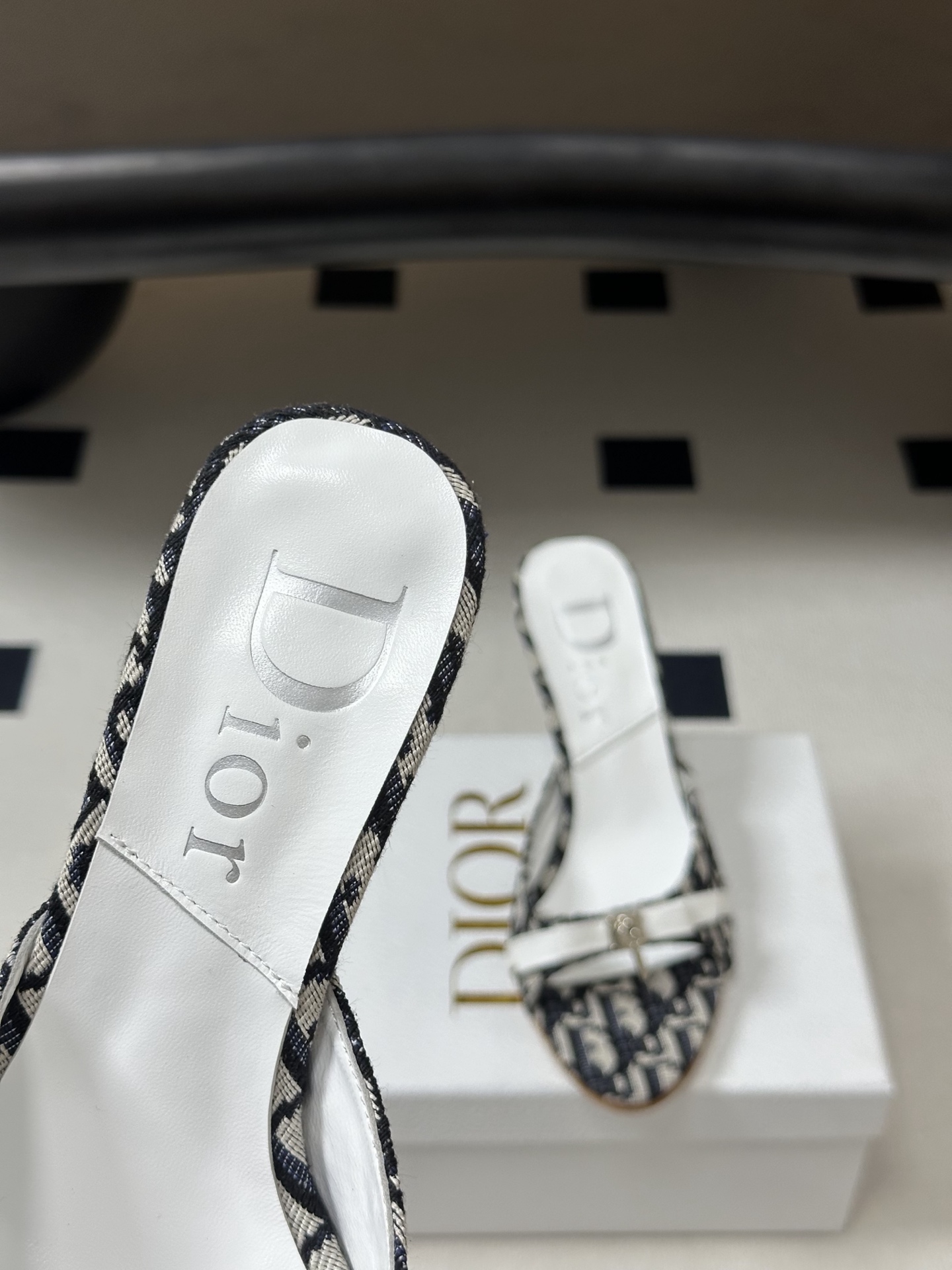 Dior 迪奥 26ss春夏新款中古风蝴蝶结🔒锁扣高跟凉拖鞋延续D家永恒经典！这款鞋低调不失华丽 性感又