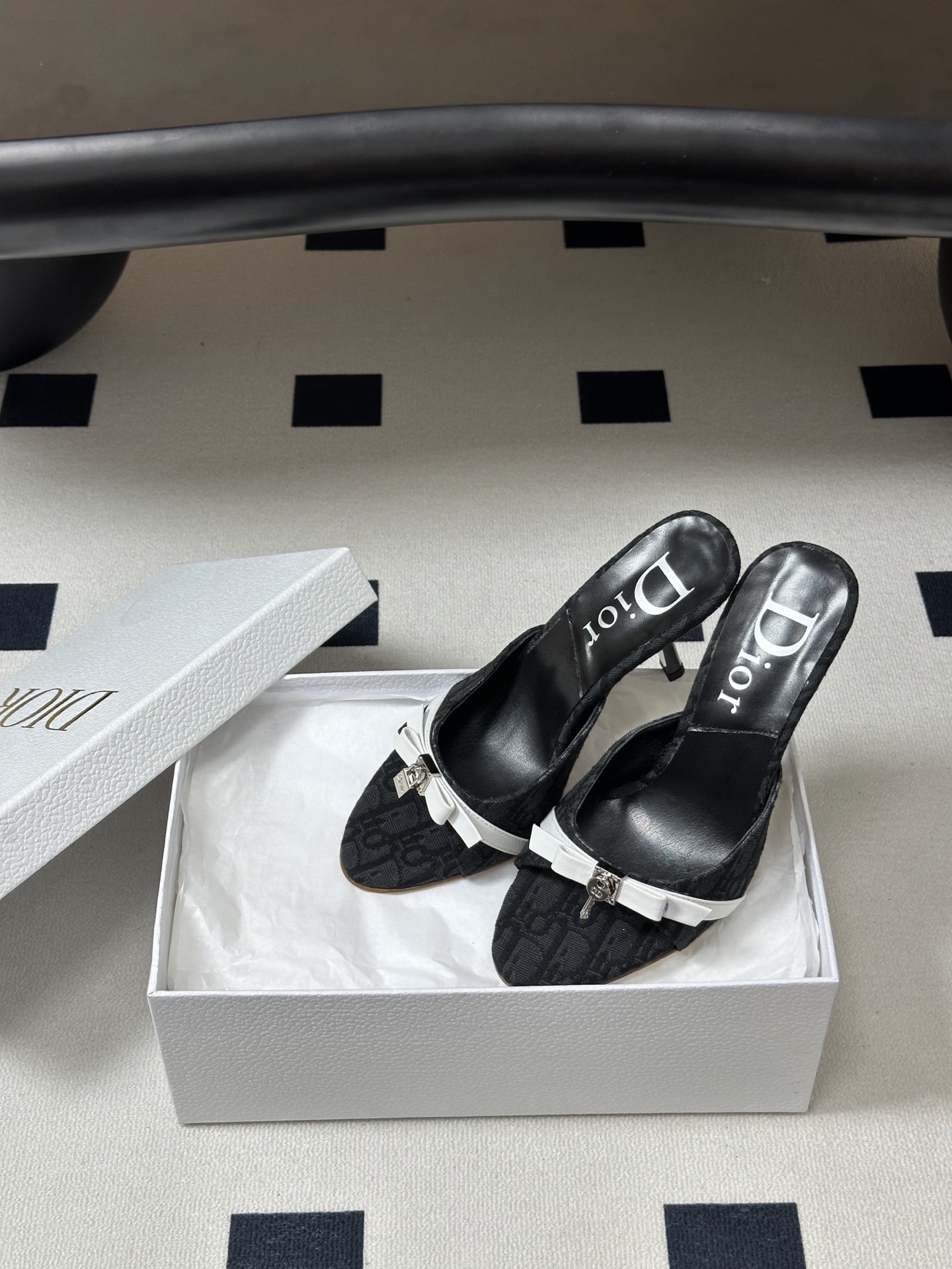Dior 迪奥 26ss春夏新款中古风蝴蝶结🔒锁扣高跟凉拖鞋延续D家永恒经典！这款鞋低调不失华丽 性感又