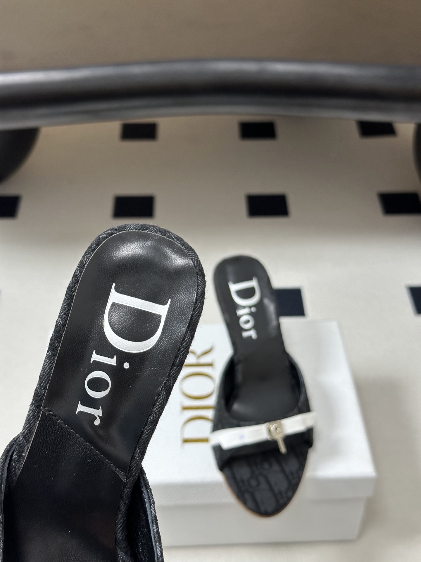 Dior 迪奥 26ss春夏新款中古风蝴蝶结🔒锁扣高跟凉拖鞋延续D家永恒经典！这款鞋低调不失华丽 性感又
