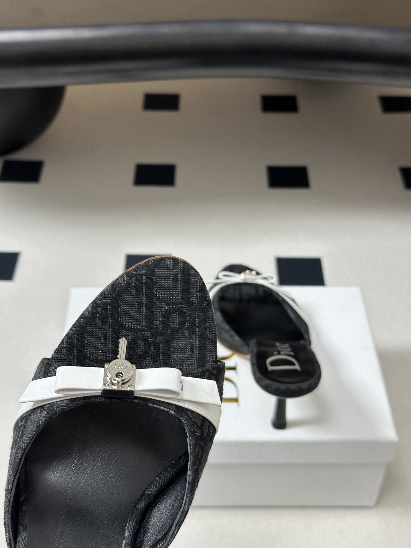 Dior 迪奥 26ss春夏新款中古风蝴蝶结🔒锁扣高跟凉拖鞋延续D家永恒经典！这款鞋低调不失华丽 性感又