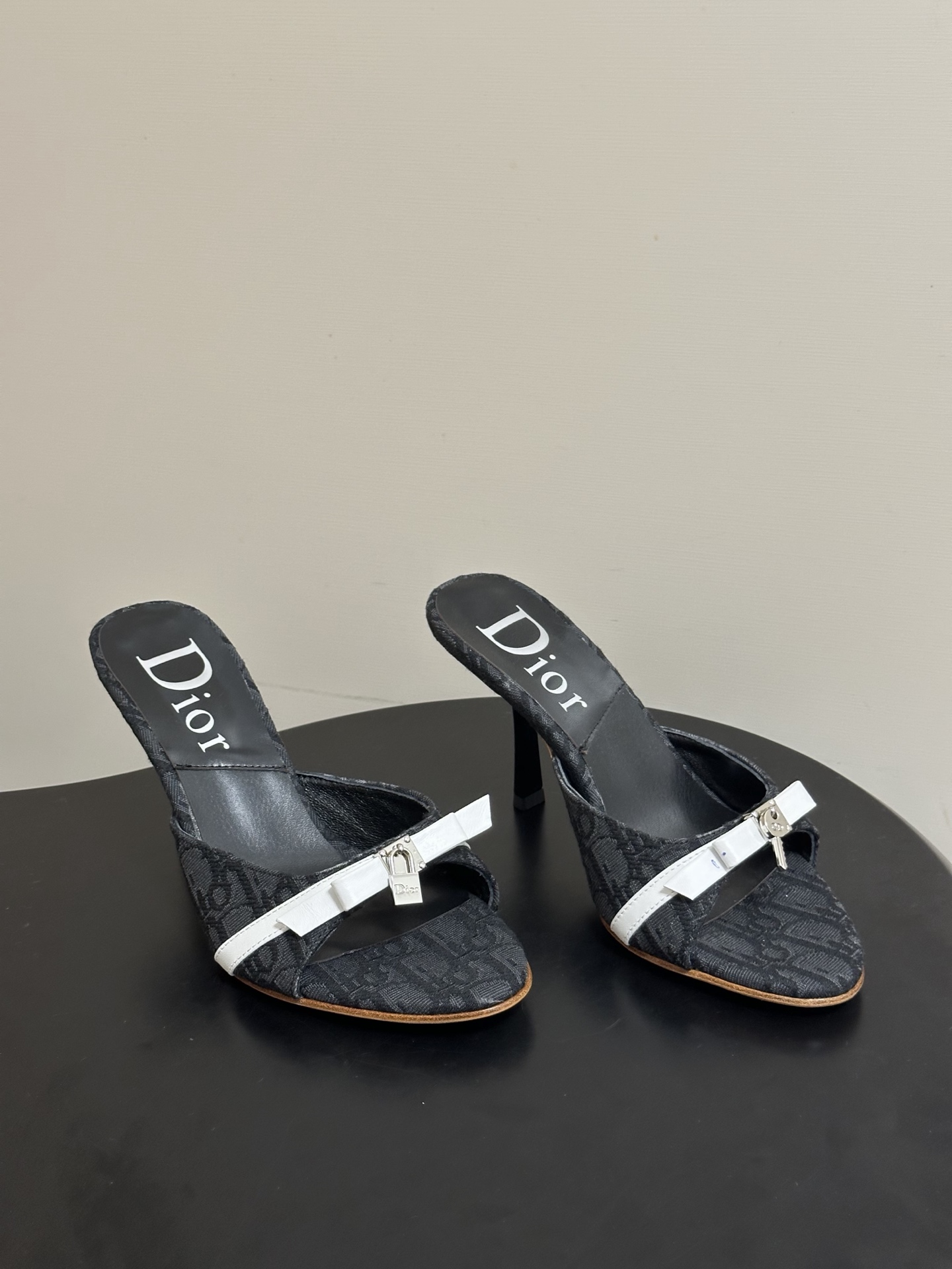 NO:816309,- Dior Dior 26ss spring and summer new style mid-century style bow lock high-heeled sandals continue the D family's timeless classics!  This shoe is low-key yet gorgeous, sexy yet not ostentatious. The shape of the shoe is a delicate style that everyone loves. It is very slim. The entire curvature of the side perfectly shows the curve of the foot. It is mature and feminine, but also has a lively girly feel. It is also very good-looking on the foot. It is worth recommending. Sheepskin upper/custom fabric, mixed sheepskin lining, Italian genuine leather outsole, heel height 10cm  Size 35-39 (40.41.42 customized, non-refundable), high heels and slippers, dior, dior, dior, high heels, slippers, sheepskin, Leather soles19860909- Dior 迪奥 26ss春夏新款中古风蝴蝶结锁扣高跟凉拖鞋 延续D家永恒经典！这款鞋低调不失华丽 性感又不显张扬 鞋型是大家都爱的秀气款 非常非常显瘦 侧面整个弧度将脚部曲线完美展现 既有成熟女人味 又不乏一丝活泼少女感, 上脚也太好看了,值得推荐 鞋面羊皮/定制布料 内里垫脚混种羊皮 鞋底意大利真皮大底 跟高10cm 码数35-39（40.41.42定做不退换）,高跟鞋拖鞋,dior,dior,dior,high heels,slippers,sheepskin,Leather soles,Women's Shoes