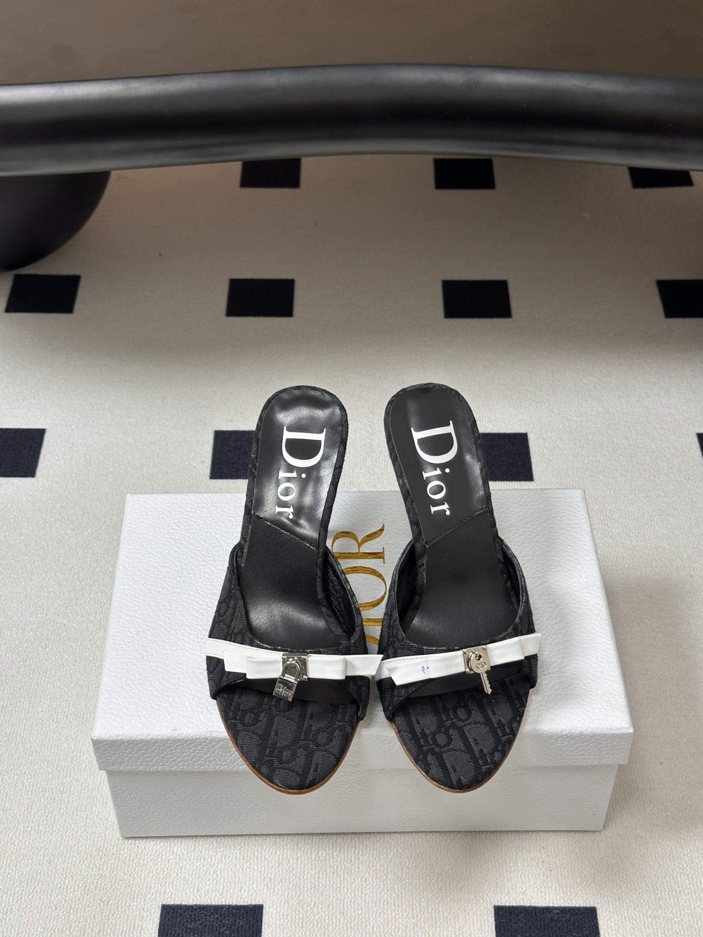 Dior 迪奥 26ss春夏新款中古风蝴蝶结🔒锁扣高跟凉拖鞋延续D家永恒经典！这款鞋低调不失华丽 性感又