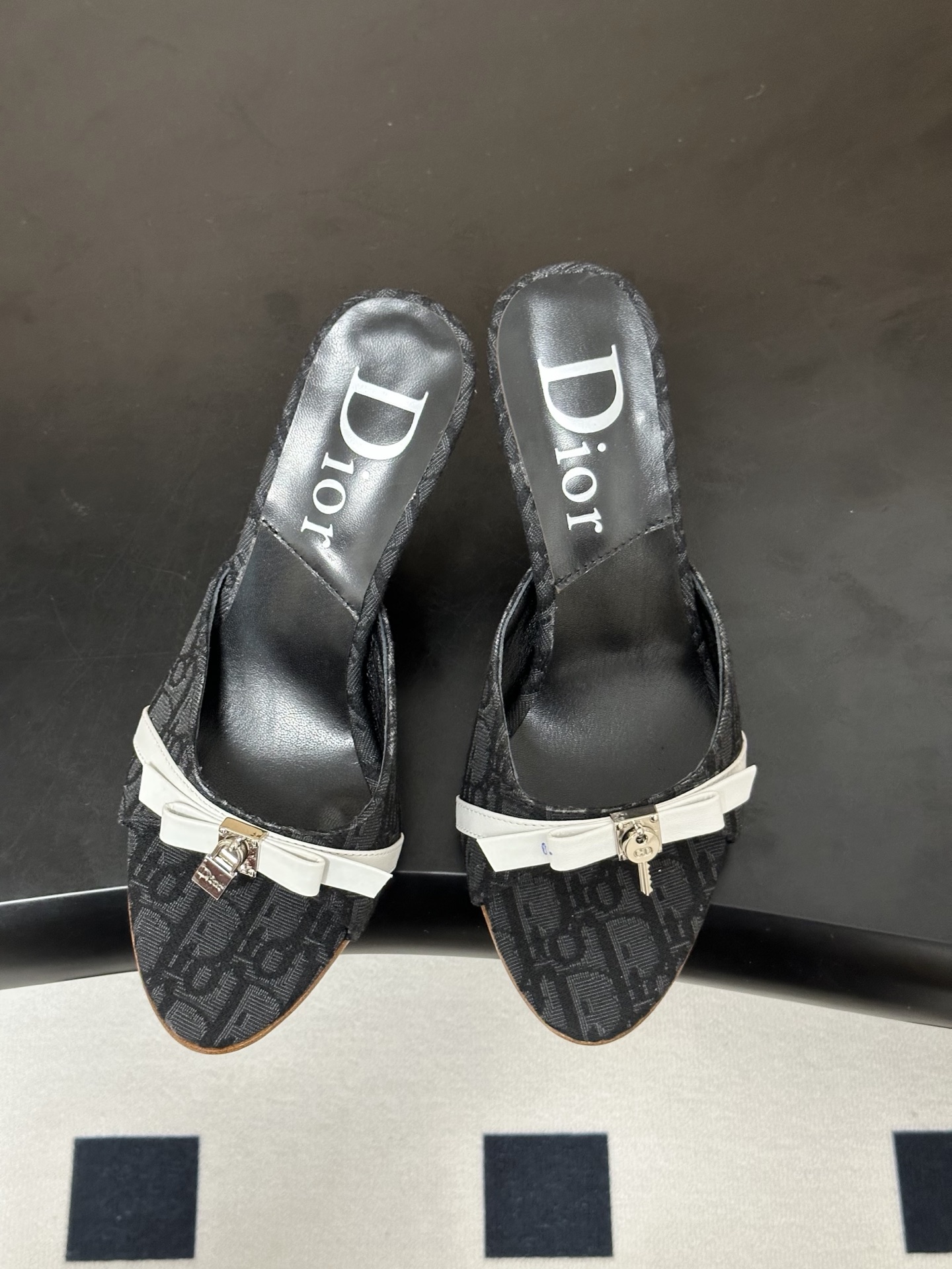 Dior 迪奥 26ss春夏新款中古风蝴蝶结🔒锁扣高跟凉拖鞋延续D家永恒经典！这款鞋低调不失华丽 性感又