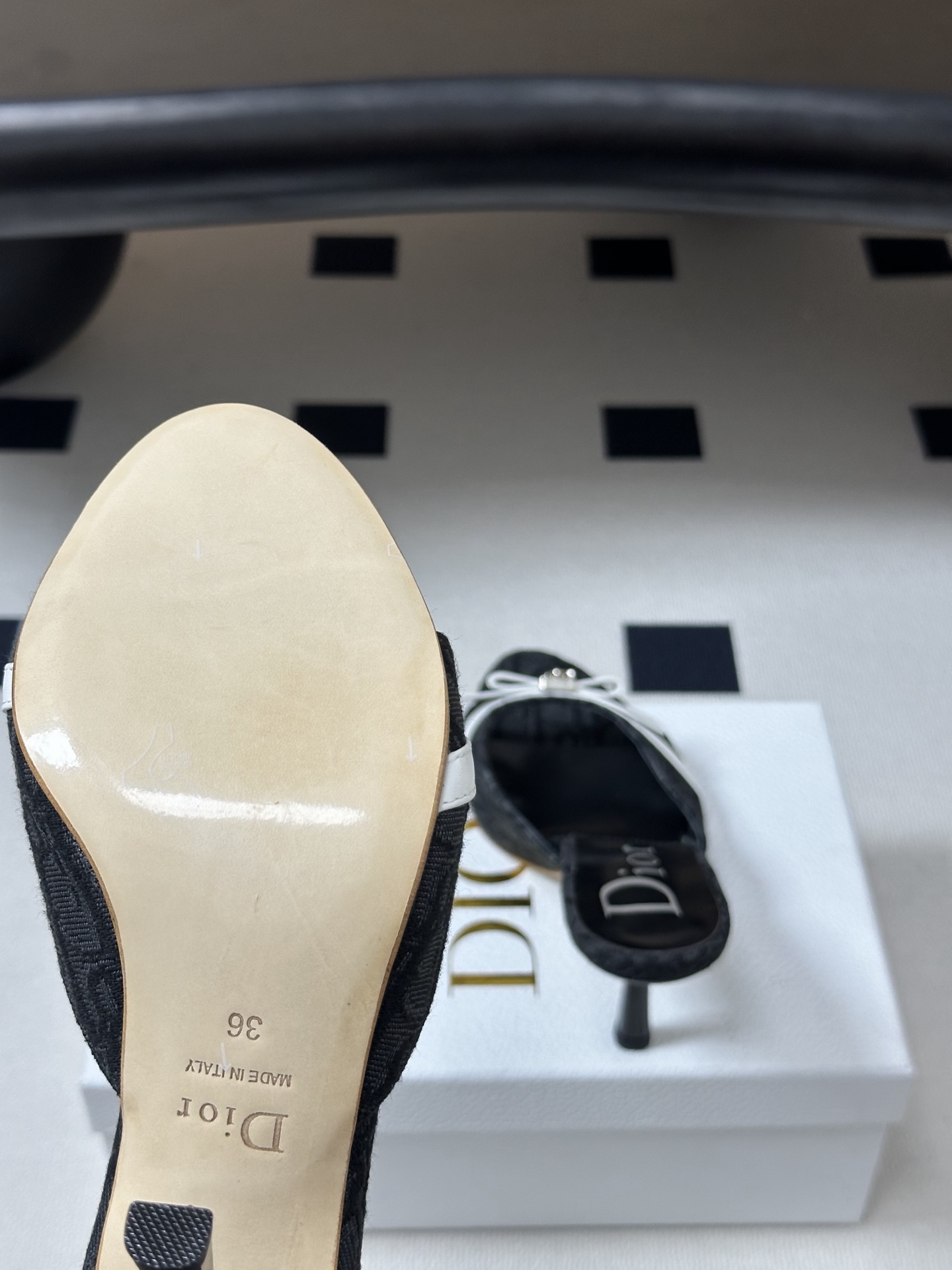 Dior 迪奥 26ss春夏新款中古风蝴蝶结🔒锁扣高跟凉拖鞋延续D家永恒经典！这款鞋低调不失华丽 性感又