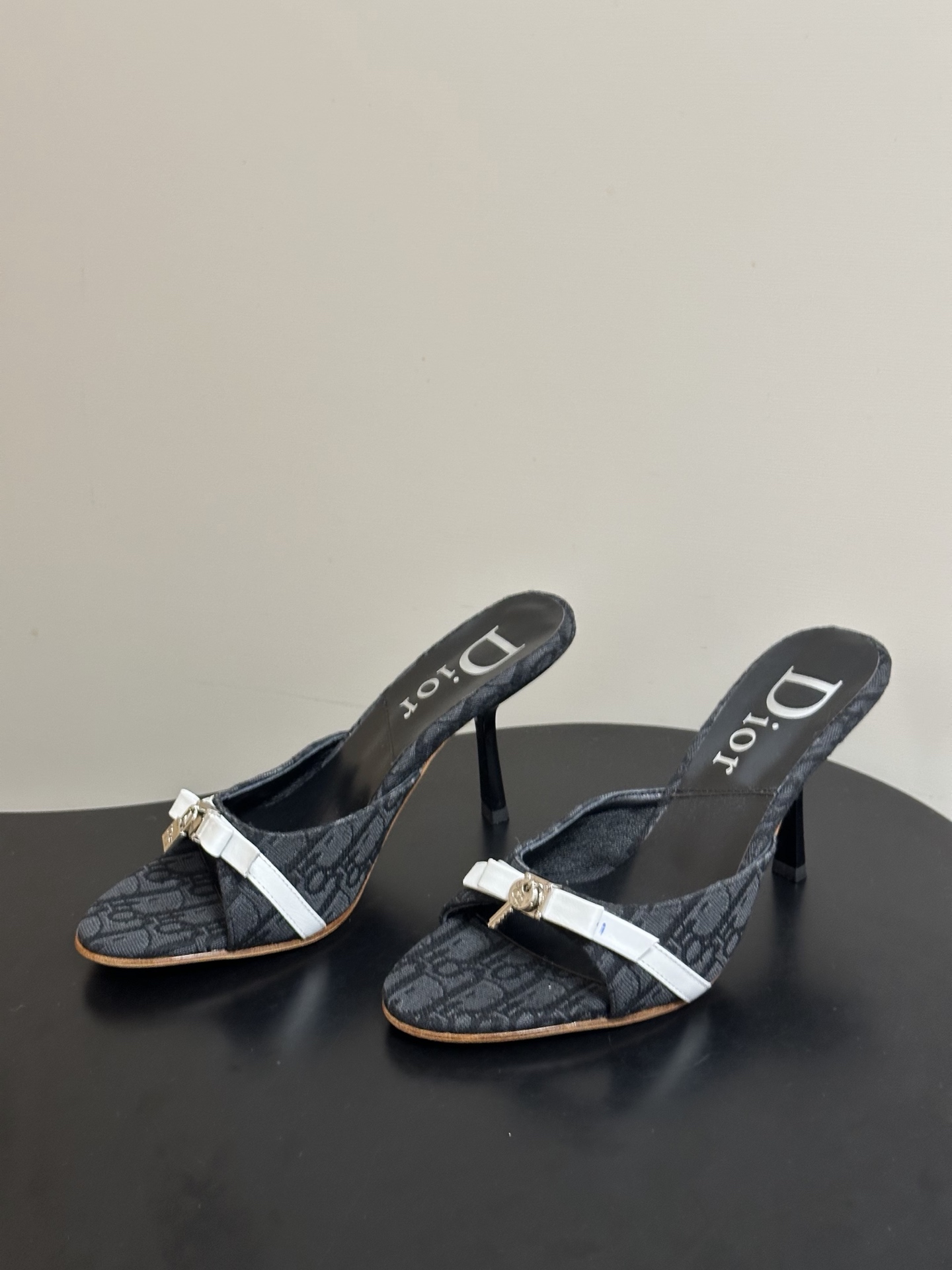 Dior 迪奥 26ss春夏新款中古风蝴蝶结🔒锁扣高跟凉拖鞋延续D家永恒经典！这款鞋低调不失华丽 性感又