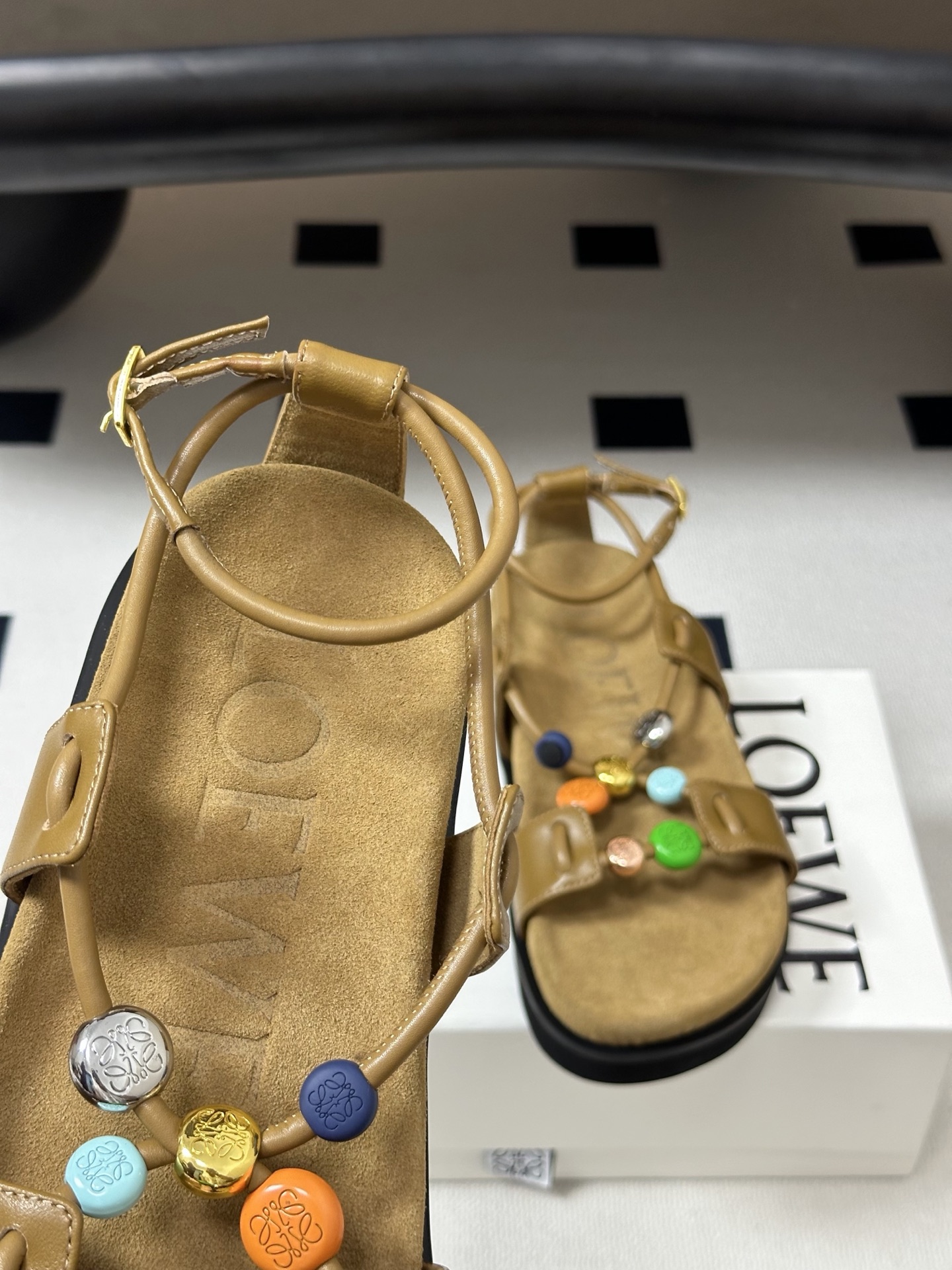 LOEWE 罗意威 26ss春夏新款 彩扣细带厚底凉鞋自带夏日活力感的LOEWE彩扣厚底凉鞋，把艺术感和