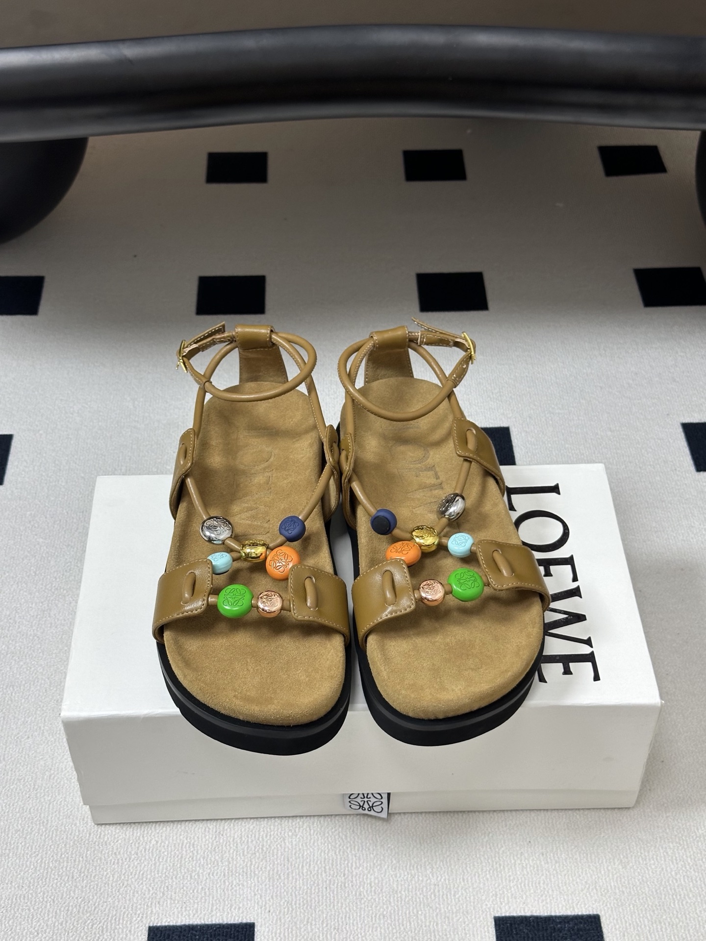 LOEWE 罗意威 26ss春夏新款 彩扣细带厚底凉鞋自带夏日活力感的LOEWE彩扣厚底凉鞋，把艺术感和