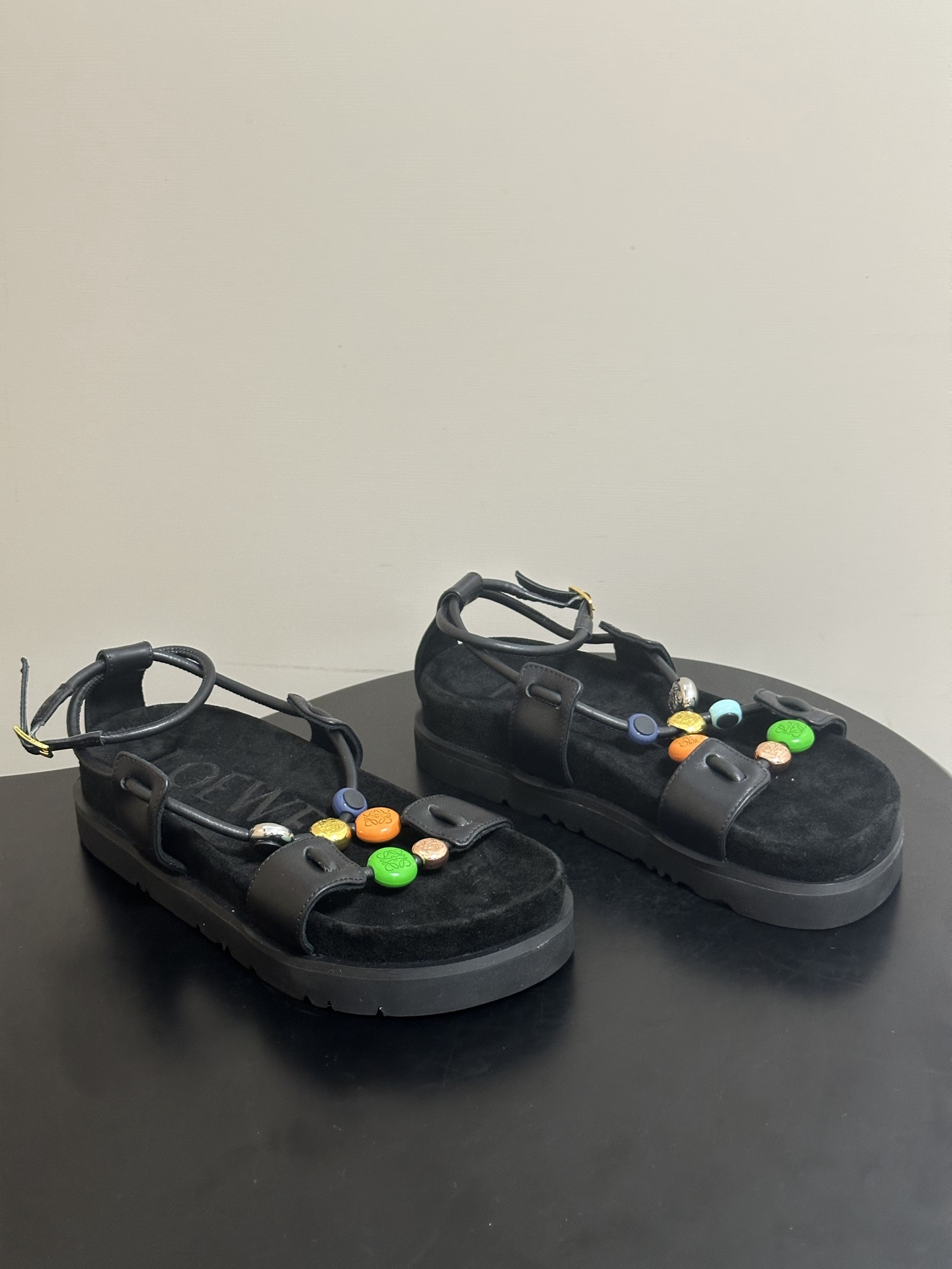 NO:816303,- LOEWE 26ss spring and summer new color buckle thin strap thick-soled sandals  LOEWE colorful buckle thick-soled sandals with a sense of summer vitality directly bring out the sense of art and comfort. Its design has its own eye-catching properties. The colorful buttons on the upper are the soul highlight of the whole pair of shoes, like wearing a color palette on the feet. Each one reveals a playful little thought and has its own recognition. It will turn heads when walking on the road. Whether it is a simple style or a personalized style, it can easily stand out and become the most eye-catching touch in the style.  The strap is designed to fit the shape of the foot, so you don’t have to worry about the heel falling off. It is suitable for daily commuting, shopping, and beach vacations. It is comfortable and comfortable. Upper cowhide, lining sheepskin, sole open-molded rubber outsole, size 35-39 (40.41.42, custom-made, non-returnable), sandals, loewe, loewe, sandals, cowhide, sheepskin19860909- LOEWE 罗意威 26ss春夏新款 彩扣细带厚底凉鞋 自带夏日活力感的LOEWE彩扣厚底凉鞋,把艺术感和舒适感直接拉满.它的设计自带吸睛属性,鞋面上的彩色纽扣是整双鞋的灵魂亮点,像把调色盘穿在了脚上,每一颗都透着俏皮的小心思,自带辨识度,走在路上回头率直接拉满.不管是简约风还是个性风穿搭,都能靠它轻松出彩,成为造型里最亮眼的一笔. 绑带的设计贴合脚型,不用怕掉跟,日常通勤、出门逛街、海边度假穿它都合适,舒适又自在. 鞋面牛皮 内里垫脚羊皮 鞋底开模橡胶大底 码数35-39（40.41.42 定做不退换）,凉鞋,loewe,loewe,sandals,cowhide,sheepskin,Women's Shoes