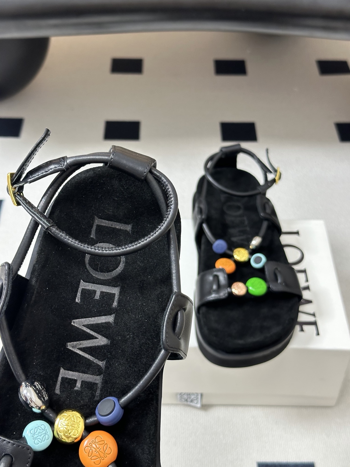 LOEWE 罗意威 26ss春夏新款 彩扣细带厚底凉鞋自带夏日活力感的LOEWE彩扣厚底凉鞋，把艺术感和