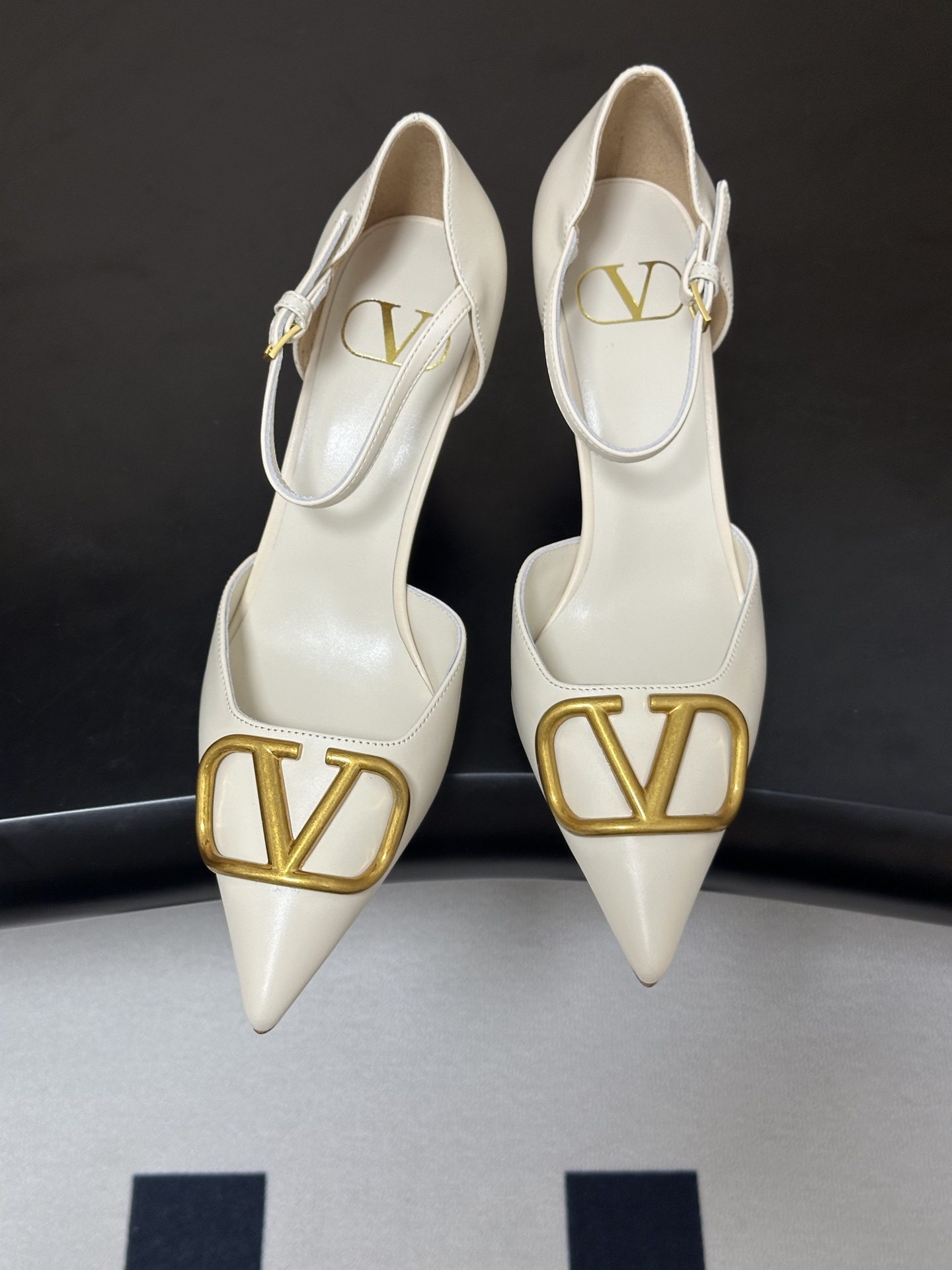 顶级品质(配飞机盒✈️➕10)2026 早春新款Valentino 华伦天奴 VLOGO SIGNATU 顶级品质(配飞机盒✈️➕10)2026 早春新款Valentino 华伦天奴 VLOGO SIGNATU