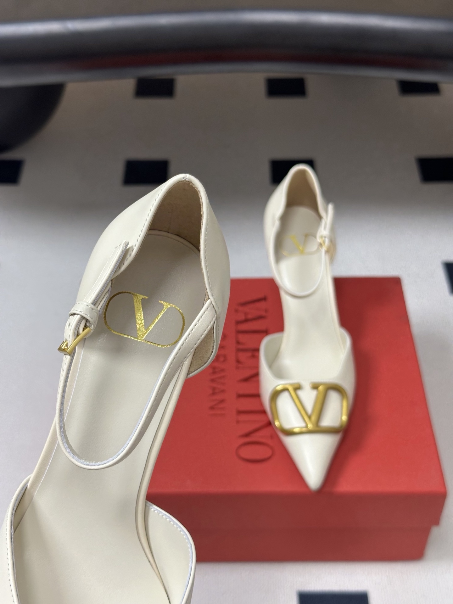 顶级品质(配飞机盒✈️➕10)2026 早春新款Valentino 华伦天奴 VLOGO SIGNATU 顶级品质(配飞机盒✈️➕10)2026 早春新款Valentino 华伦天奴 VLOGO SIGNATU