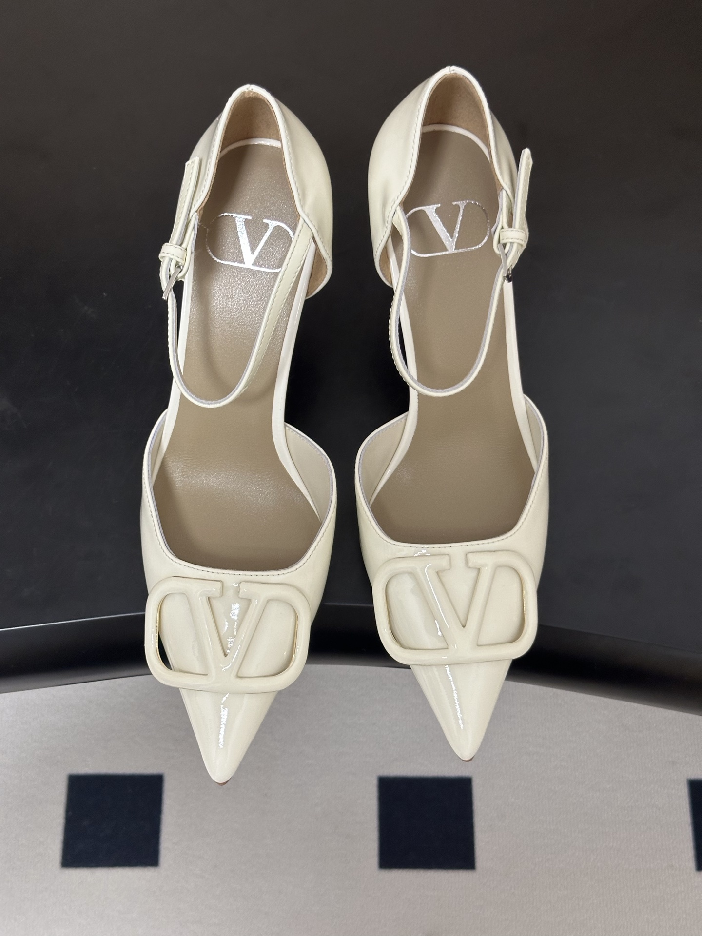 顶级品质(配飞机盒✈️➕10)2026 早春新款Valentino 华伦天奴 VLOGO SIGNATU 顶级品质(配飞机盒✈️➕10)2026 早春新款Valentino 华伦天奴 VLOGO SIGNATU