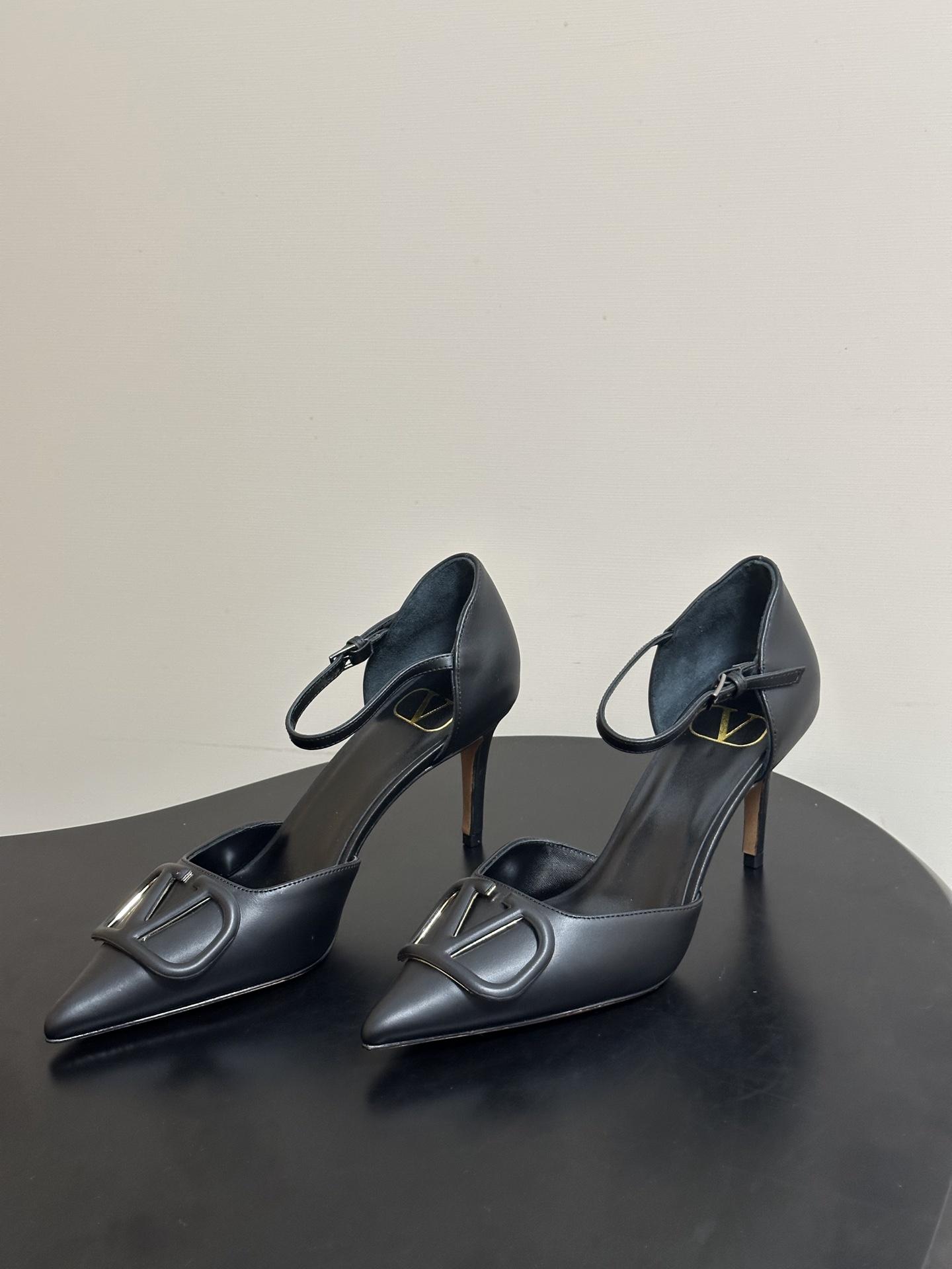 顶级品质(配飞机盒✈️➕10)2026 早春新款Valentino 华伦天奴 VLOGO SIGNATU 顶级品质(配飞机盒✈️➕10)2026 早春新款Valentino 华伦天奴 VLOGO SIGNATU