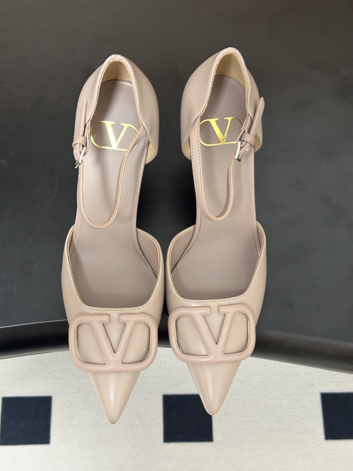 顶级品质（配飞机盒✈️➕10）2026 早春新款Valentino 华伦天奴 VLOGO SIGNATU