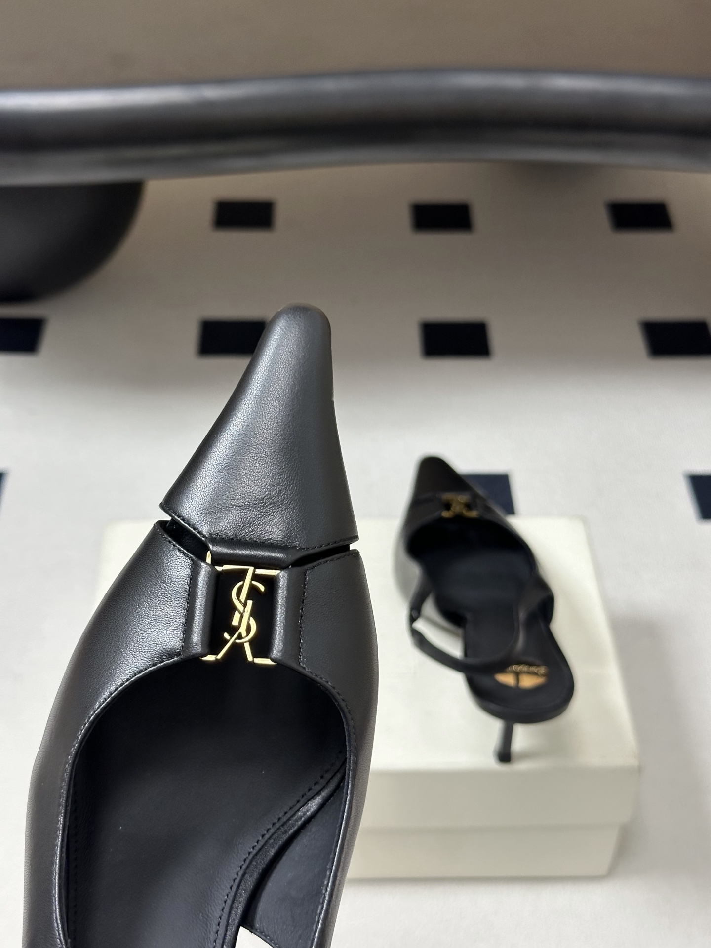 Saint Laurent 圣罗兰 26ss走秀款YSL小方头高跟后空凉鞋经典字母金属扣高跟鞋走秀款 把 Saint Laurent 圣罗兰 26ss走秀款YSL小方头高跟后空凉鞋经典字母金属扣高跟鞋走秀款 把