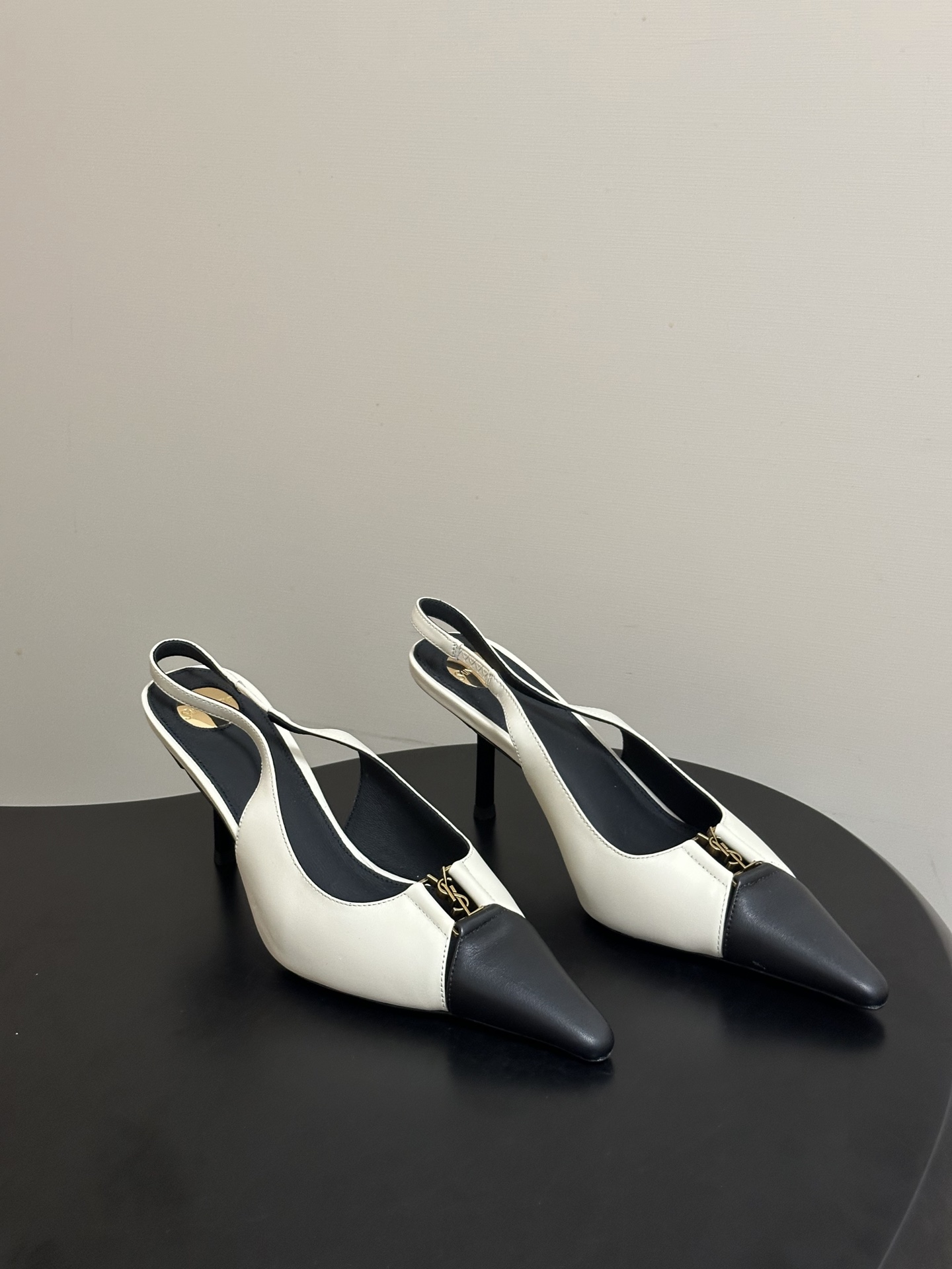 NO:816293,- Saint Laurent Saint Laurent 26ss catwalk model YSL small square toe high heel sandals with classic letter metal buckle high heels. Catwalk model expresses the beauty of the torture saw vividly. My sister's beautiful flat shoes are also Yves Saint Laurent in the world. Rose's same style of flat shoes is very good at modifying the foot shape, luxury metal chain. In recent years, SLP has become more and more understanding of women in high heels, and has moved away from the design impression. YSL beautiful flat shoes, upper calfskin/sheep leather  Sheepskin lining, Italian genuine leather outsole, heel height 7.5cm, size 35-39 (40.41 custom-made, non-refundable), high-heeled sandals, loro piana, saint laurent, saint laurent, saint laurent, sandals, flats, high heels, cowhide, sheepskin, sheep, Leather soles19860909- Saint Laurent 圣罗兰 26ss走秀款YSL小方头高跟后空凉鞋经典字母金属扣高跟鞋 走秀款 把美丽刑锯表现的淋漓尽致 姐姐的美丽尤物平底鞋 又是人间圣罗兰 Rose同款的平底鞋很好修饰脚型,奢华金属链 这几年SLP是在高跟鞋越来越懂女人了朝摒奔了设计印象ysl绝美平底鞋 鞋面小牛皮/羊猄皮 内里垫脚羊皮 鞋底意大利真皮大底 跟高7.5cm 码数35-39（40.41 定做不退换),高跟鞋凉鞋,loro piana,saint laurent,saint laurent,saint laurent,sandals,flats,high heels,cowhide,sheepskin,sheep,Leather soles,Women's Shoes