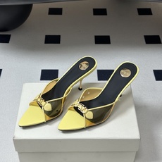Saint Laurent 26SS春夏新款 YSL 尖头经典字母钻扣高跟拖鞋 PVC胶片金属跟凉拖鞋自 Saint Laurent 26SS春夏新款 YSL 尖头经典字母钻扣高跟拖鞋 PVC胶片金属跟凉拖鞋自