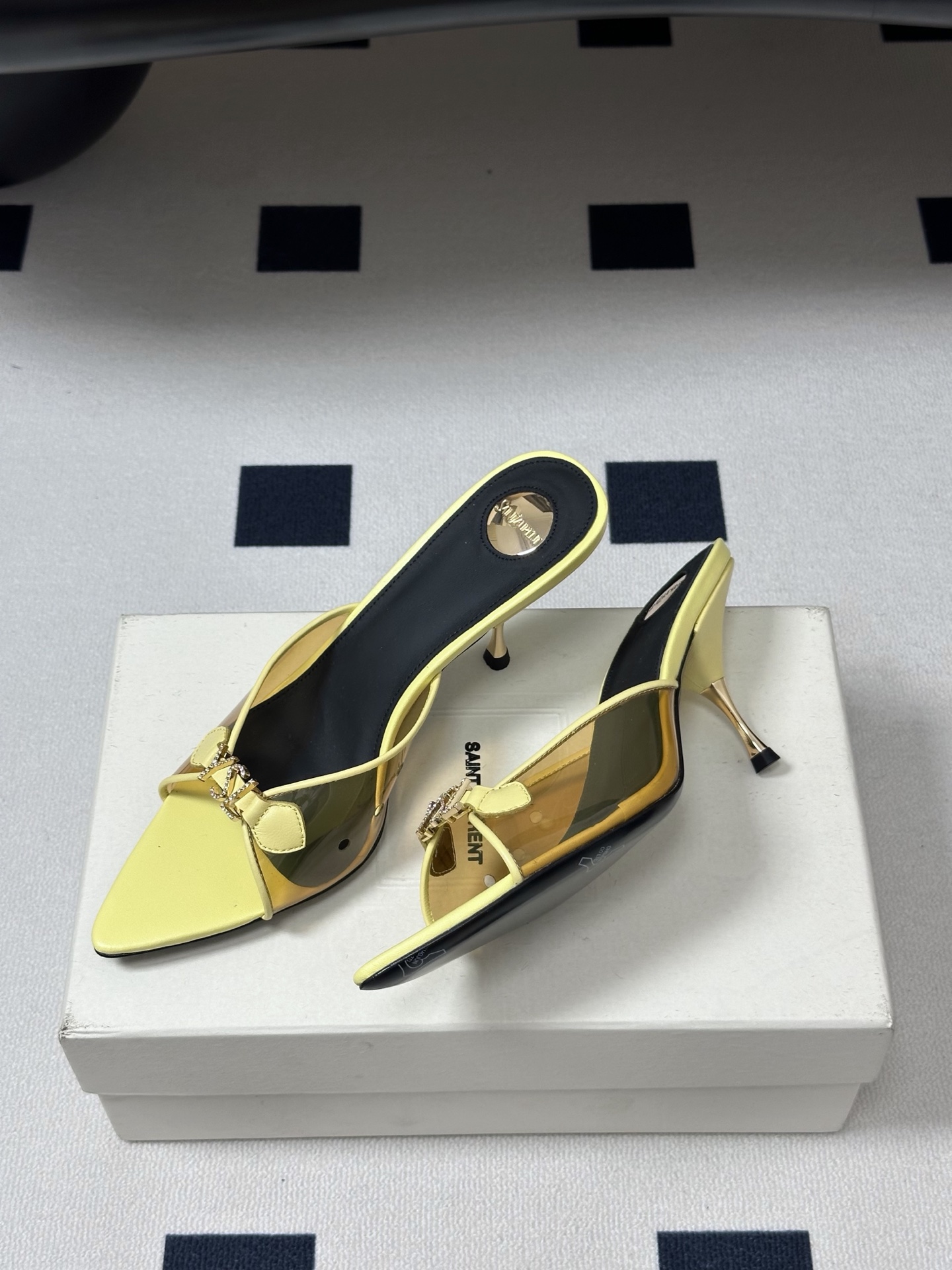 Saint Laurent 26SS春夏新款 YSL 尖头经典字母钻扣高跟拖鞋 PVC胶片金属跟凉拖鞋自 Saint Laurent 26SS春夏新款 YSL 尖头经典字母钻扣高跟拖鞋 PVC胶片金属跟凉拖鞋自