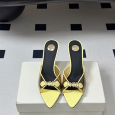 Saint Laurent 26SS春夏新款 YSL 尖头经典字母钻扣高跟拖鞋 PVC胶片金属跟凉拖鞋自 Saint Laurent 26SS春夏新款 YSL 尖头经典字母钻扣高跟拖鞋 PVC胶片金属跟凉拖鞋自